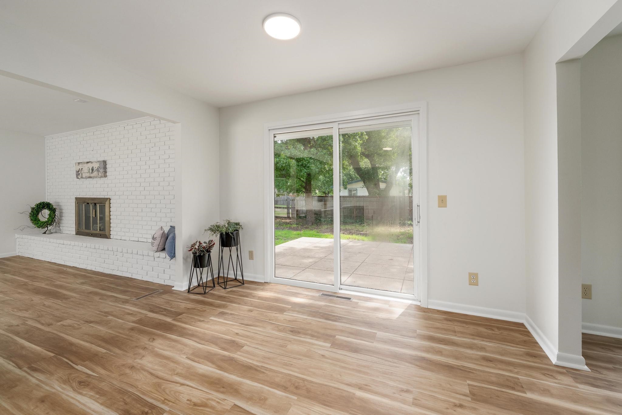 409 N Woodlawn St Property Photo 10