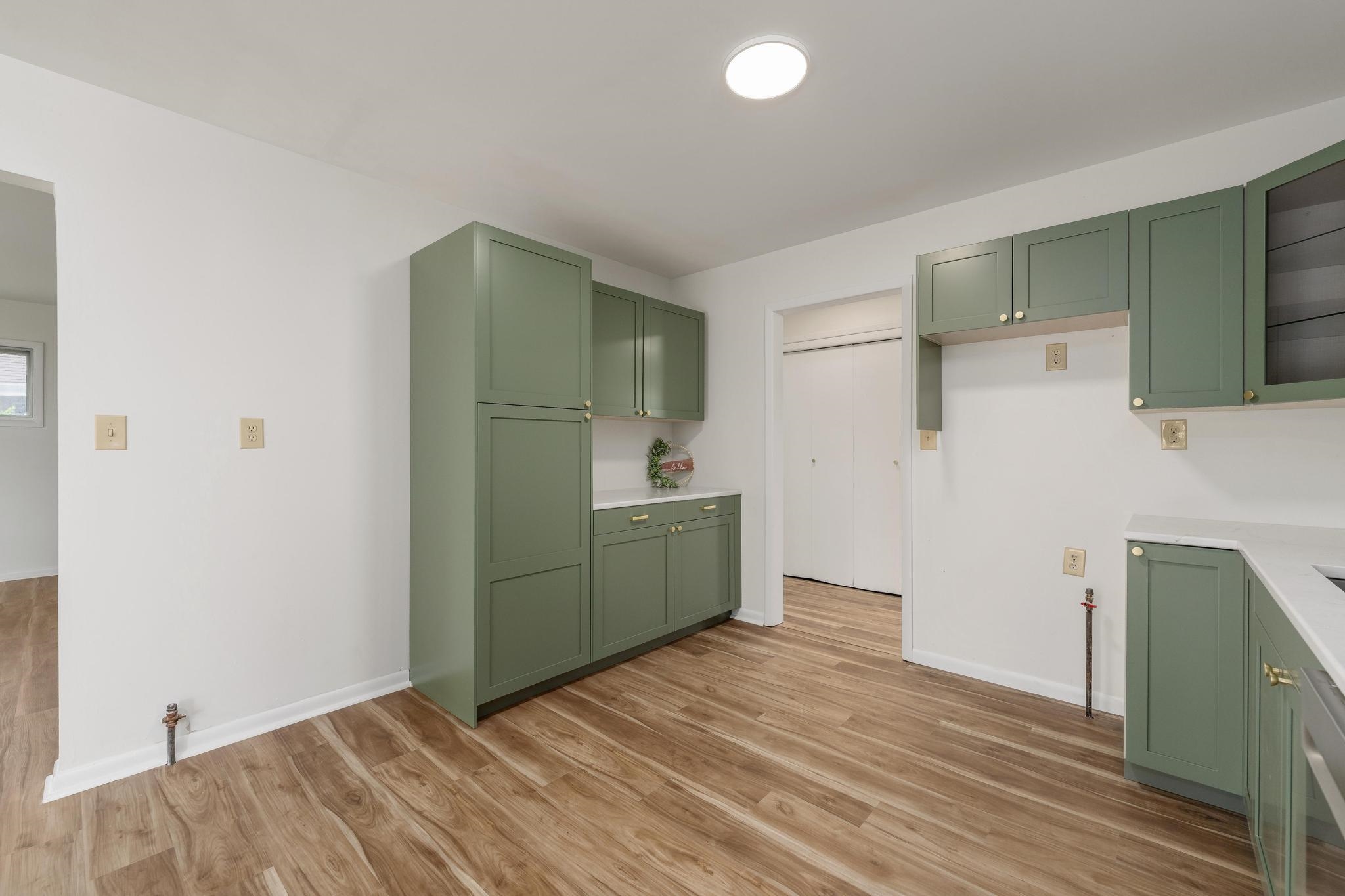 409 N Woodlawn St Property Photo 14