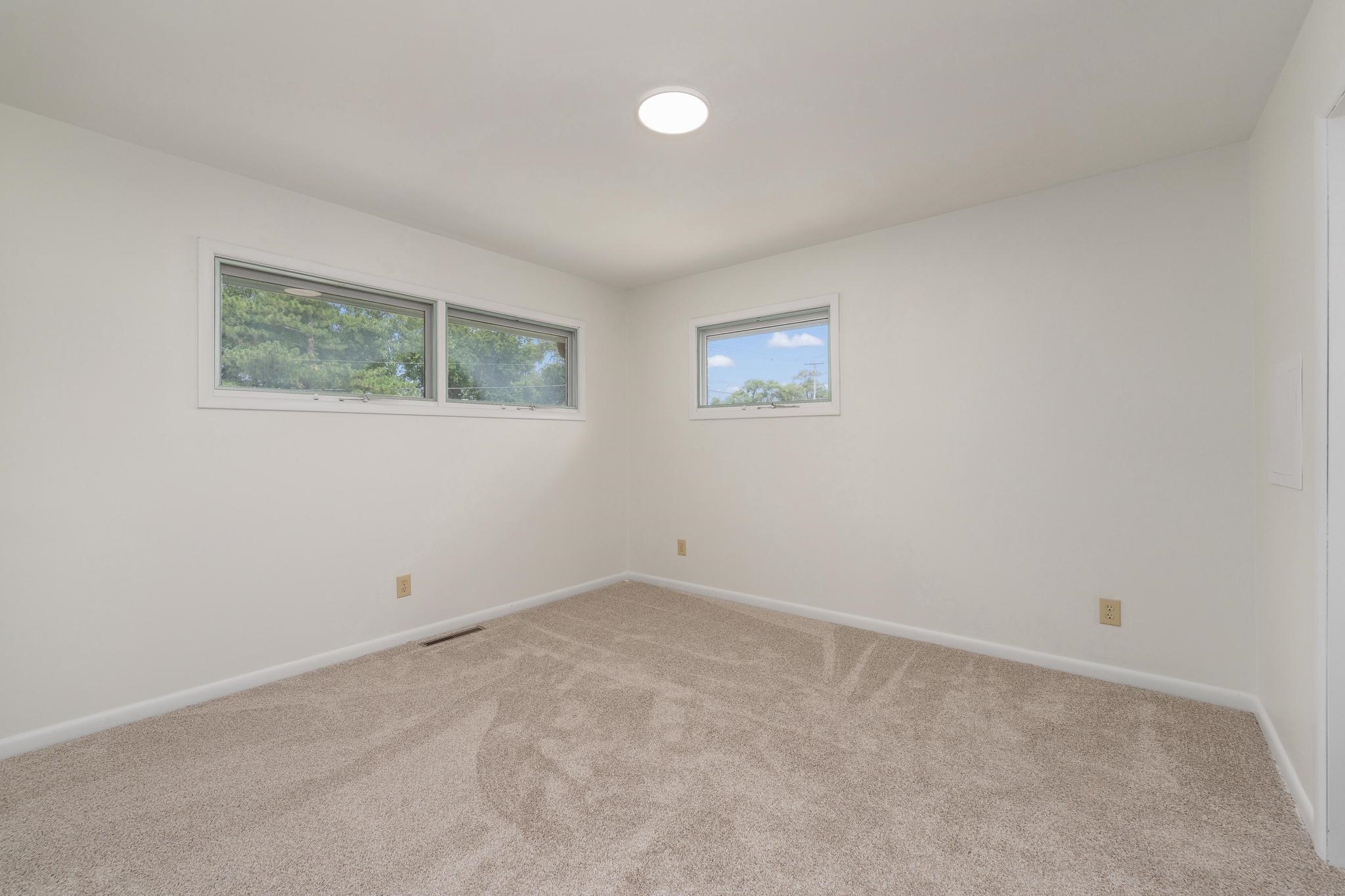 409 N Woodlawn St Property Photo 22