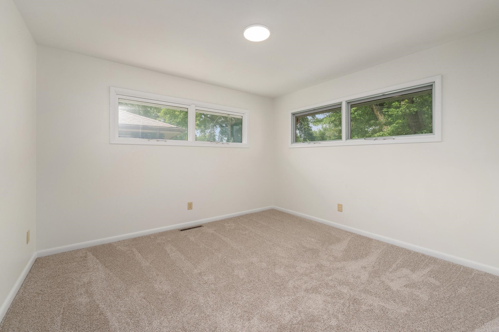 409 N Woodlawn St Property Photo 27