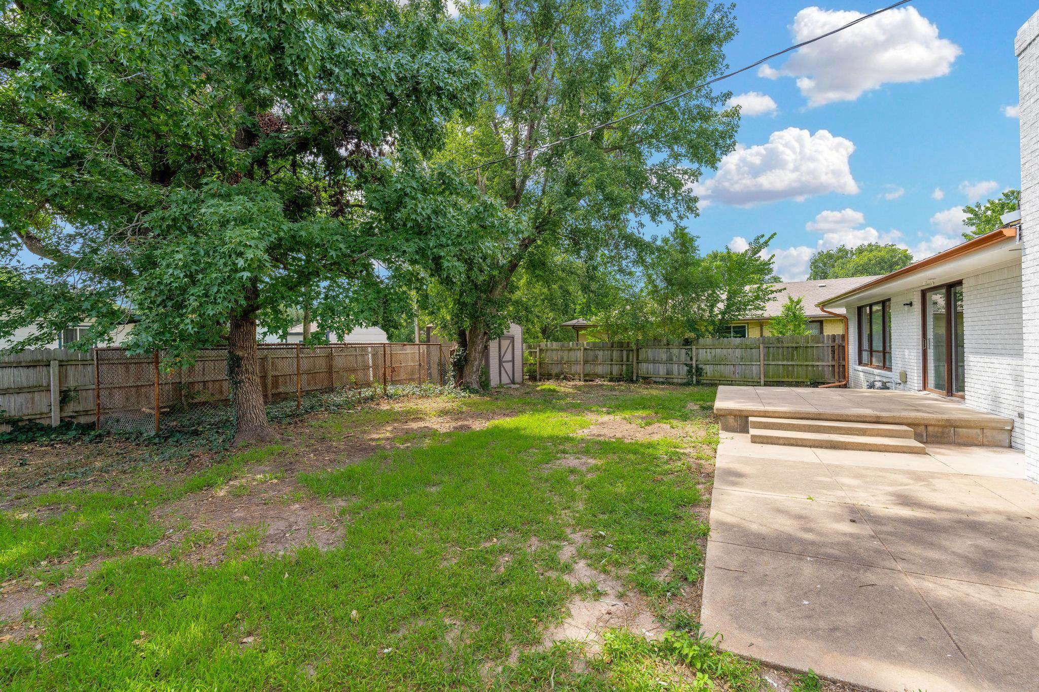 409 N Woodlawn St Property Photo 29