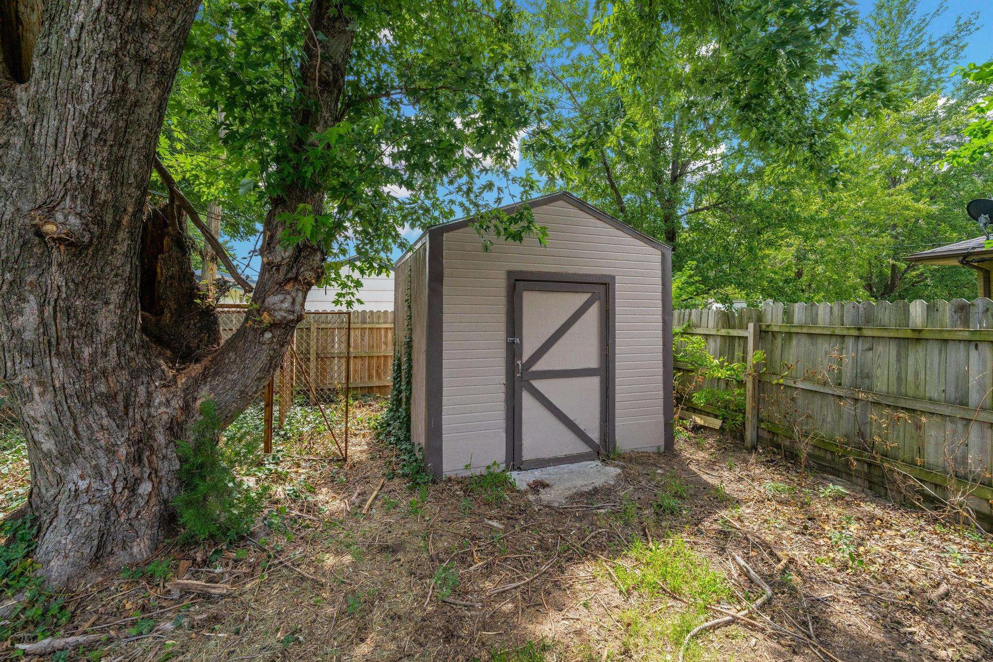 409 N Woodlawn St Property Photo 34