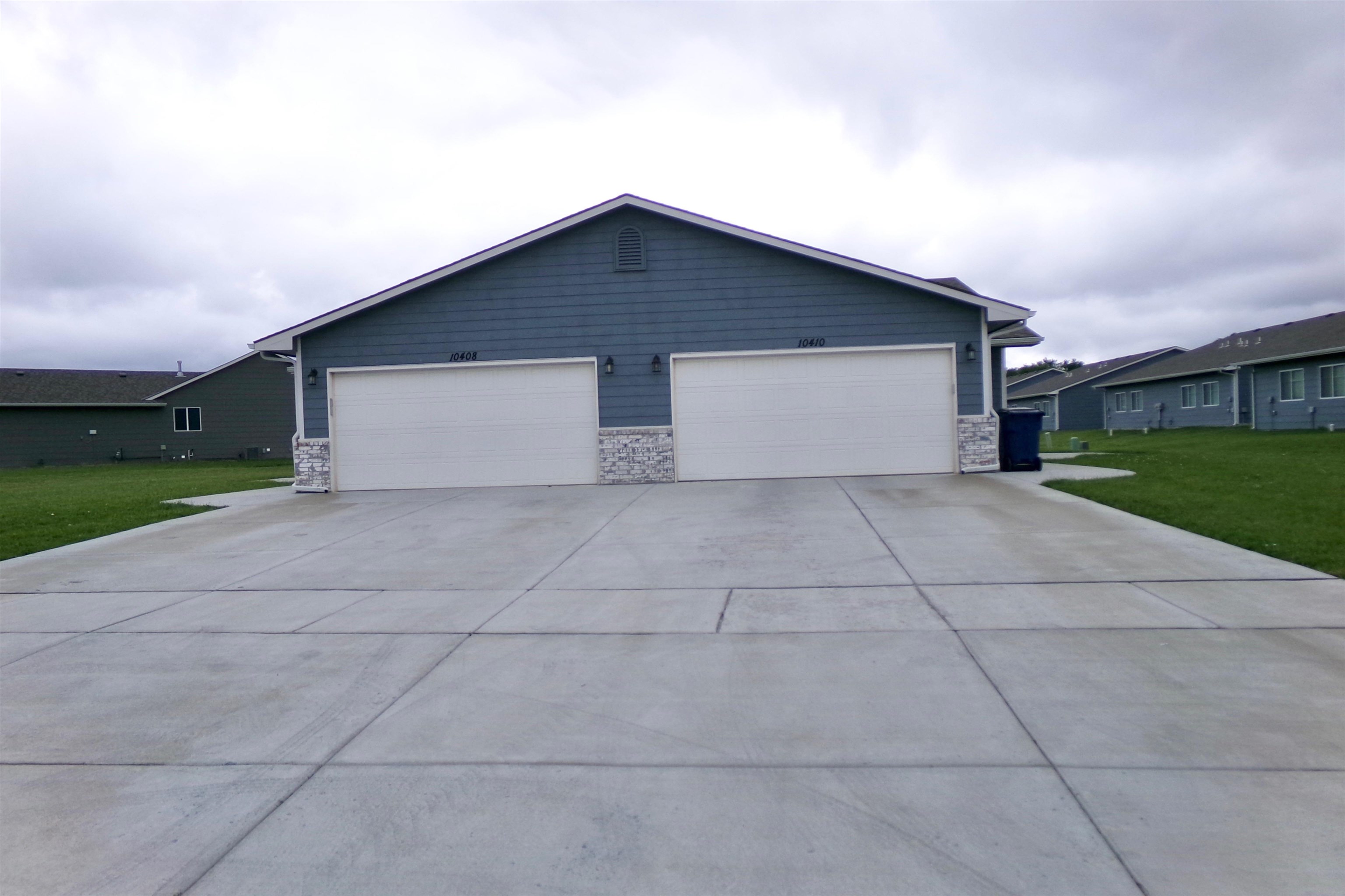 10607-10609 E Conifer St Property Photo 2