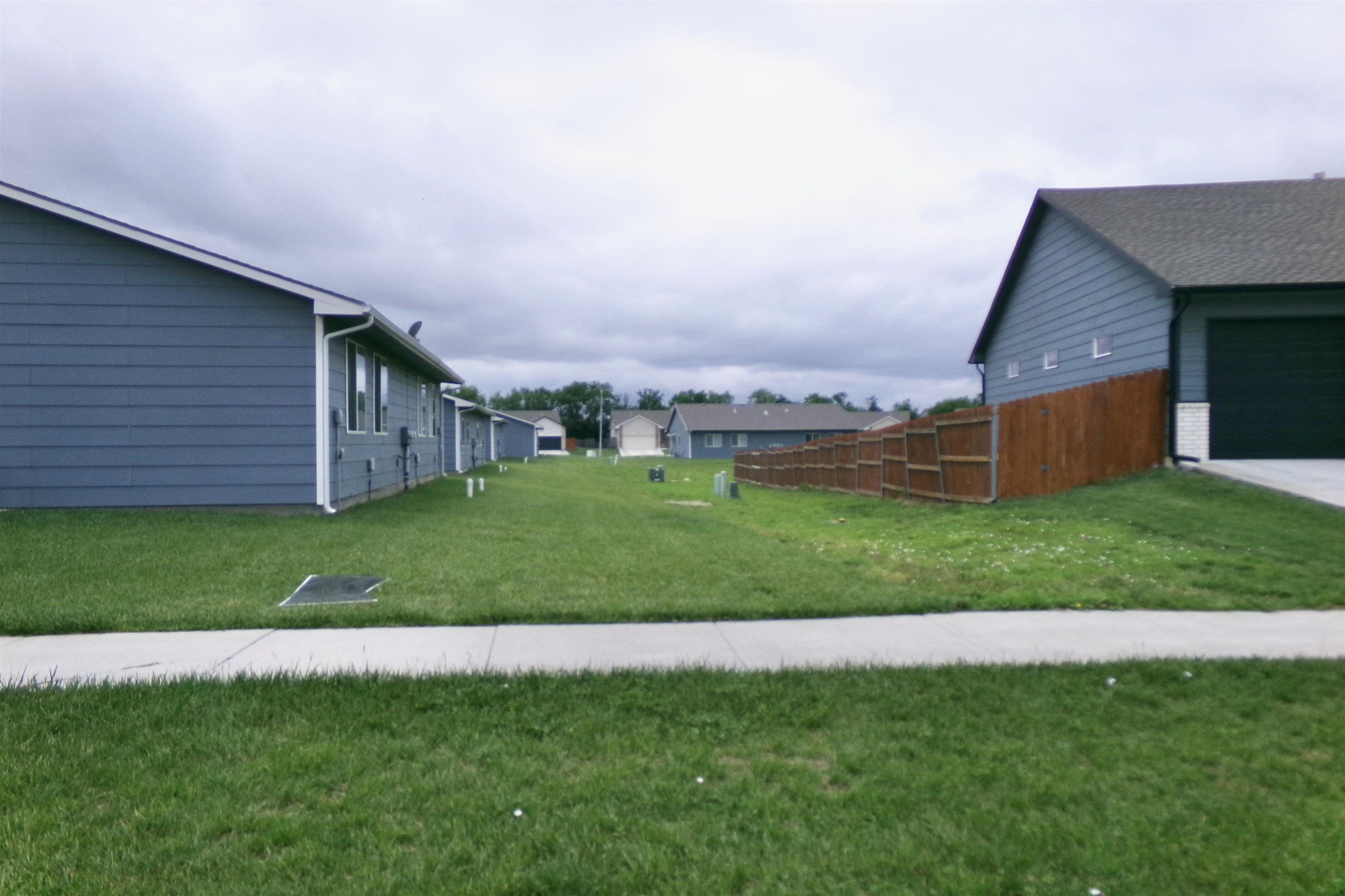 10607-10609 E Conifer St Property Photo 4