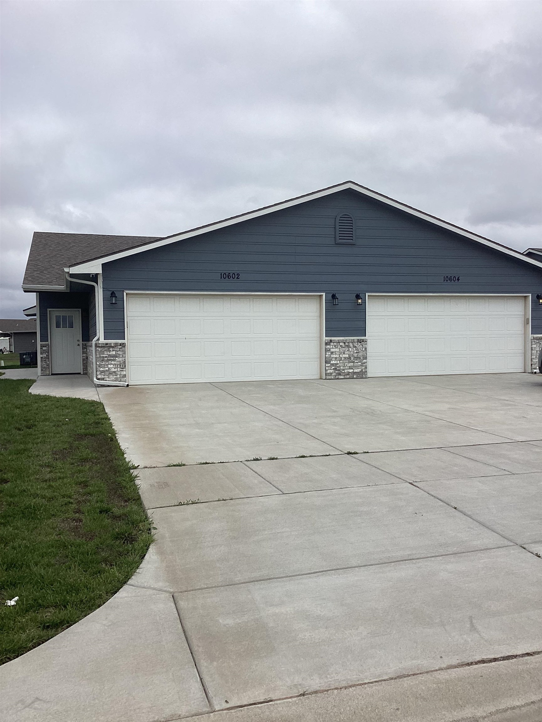 10607-10609 E Conifer St Property Photo 11