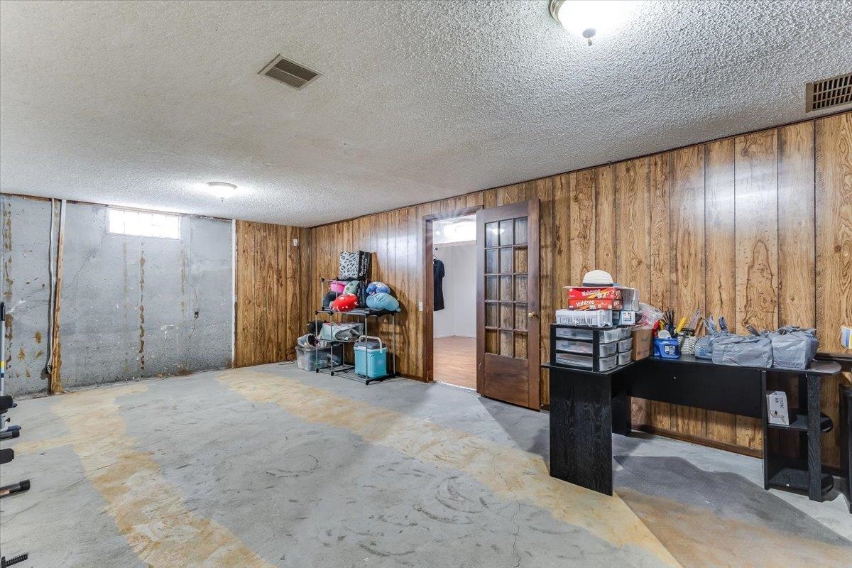 211 S Commercial Ave Property Photo 19