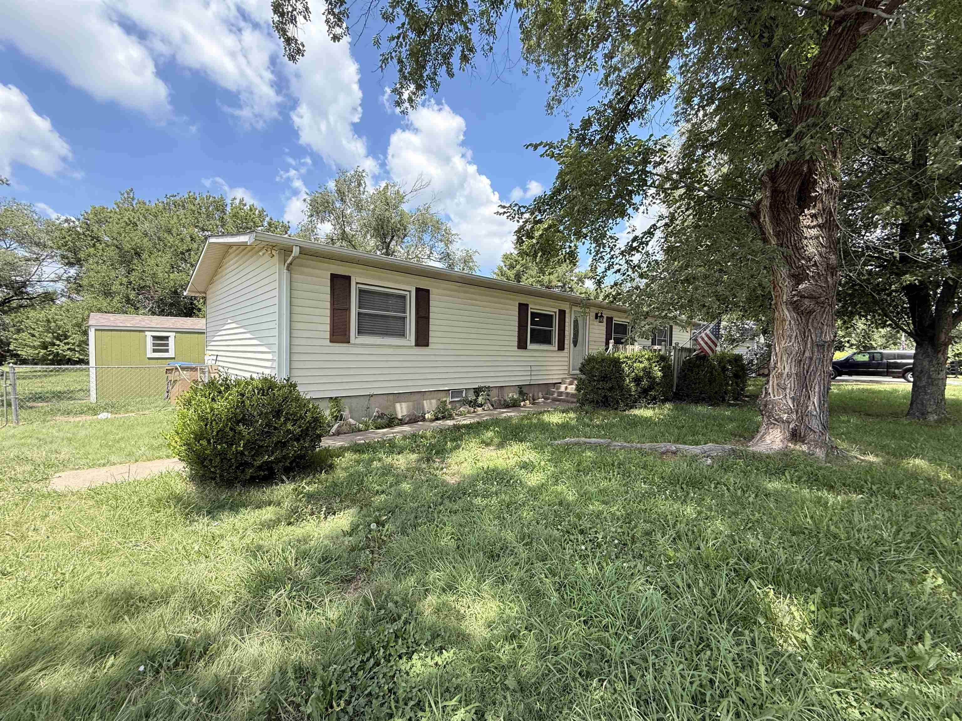 319 S 6th St. Property Photo 1