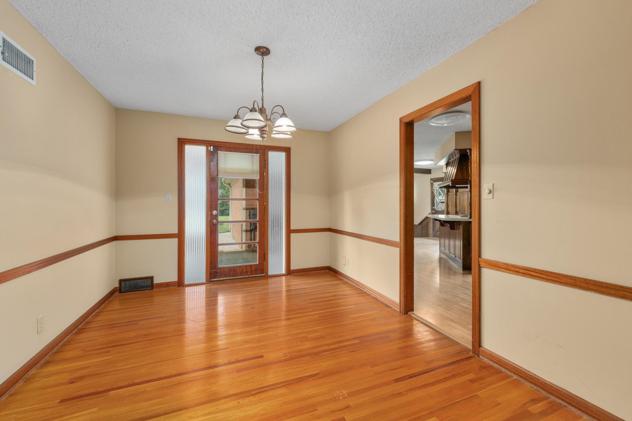 1631 N Clarence Ave Property Photo 8