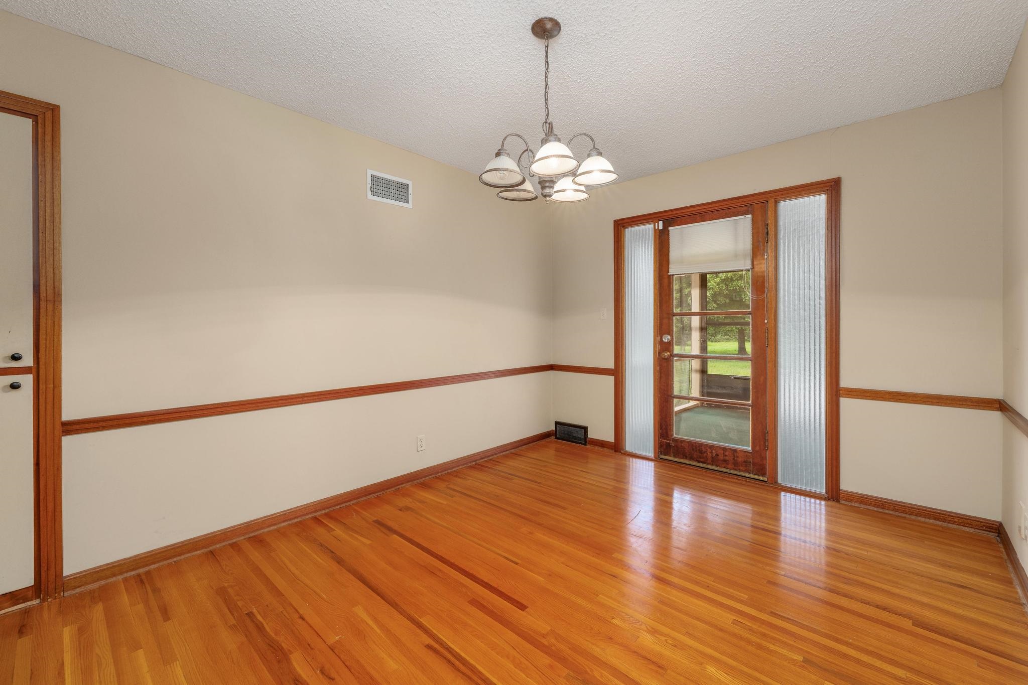 1631 N Clarence Ave Property Photo 9