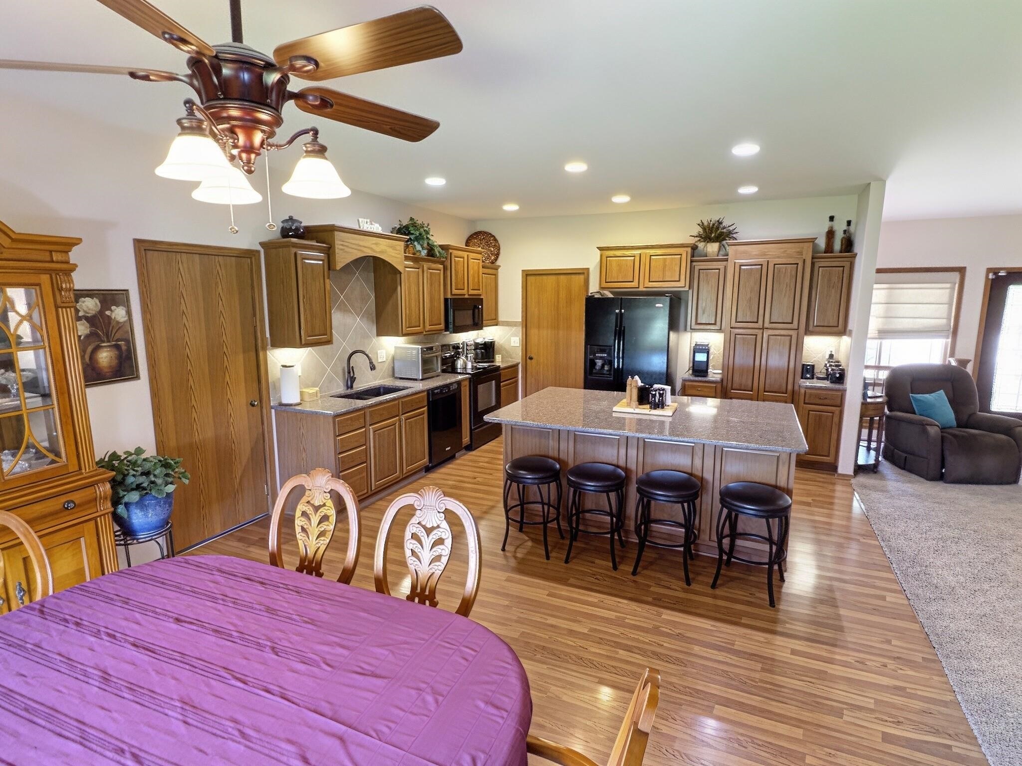936 E Moss Wood Property Photo 8