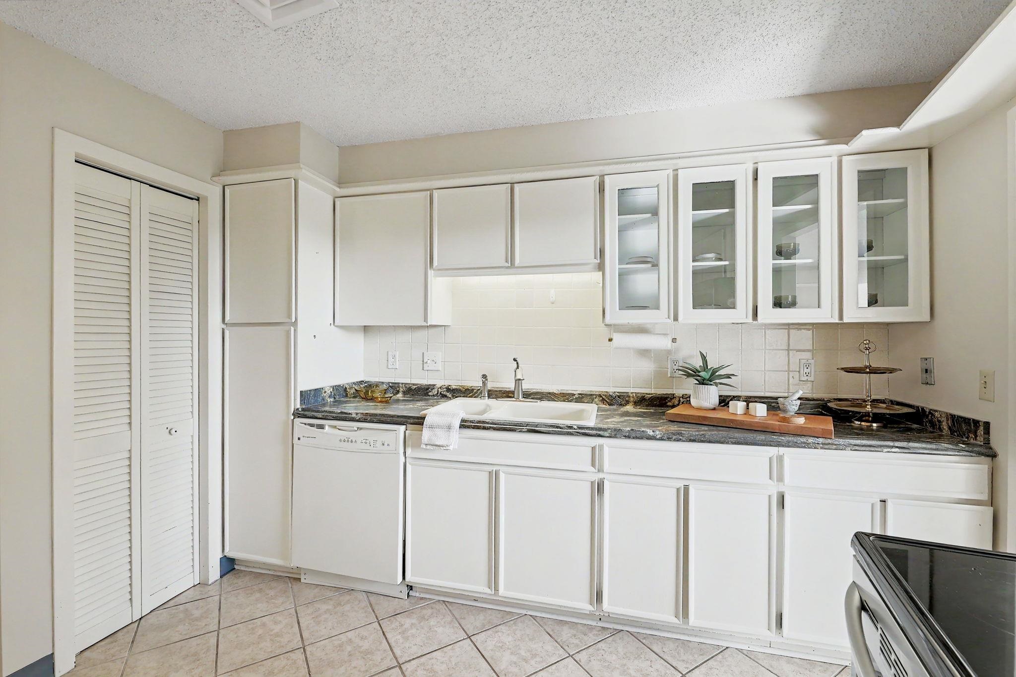 1401 W River Blvd. Property Photo 9