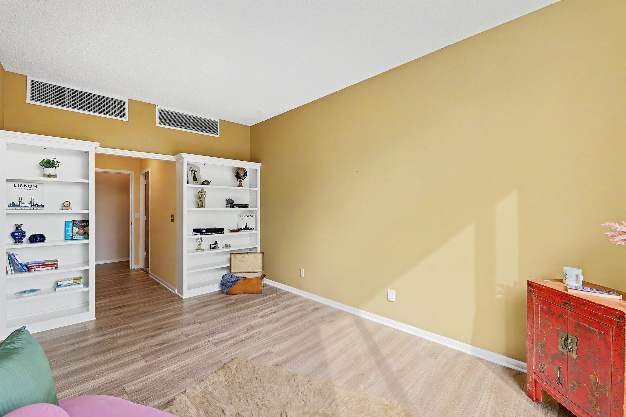 1401 W River Blvd. Property Photo 14