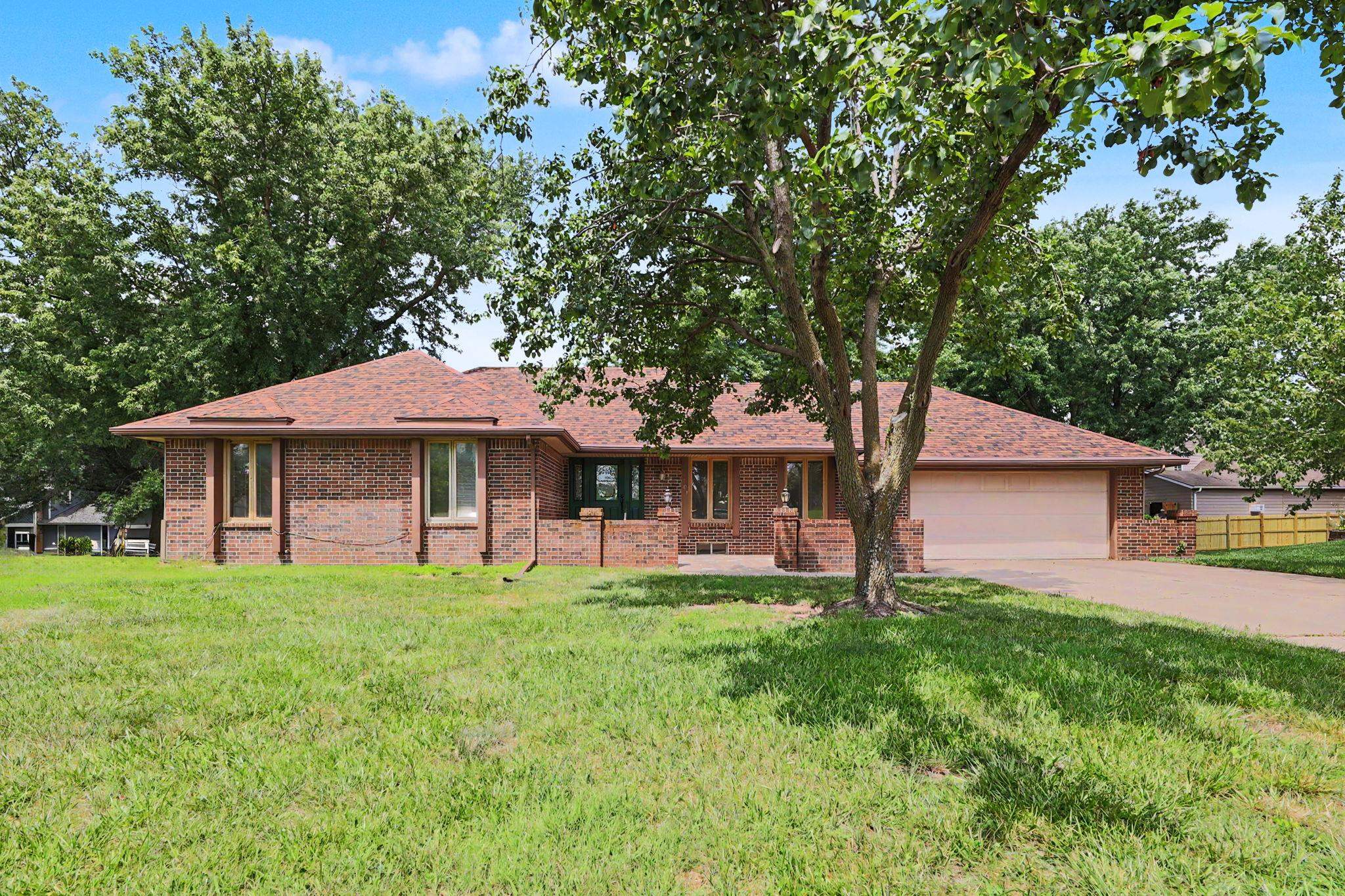 701 N Oak Forest Ln Property Photo 1