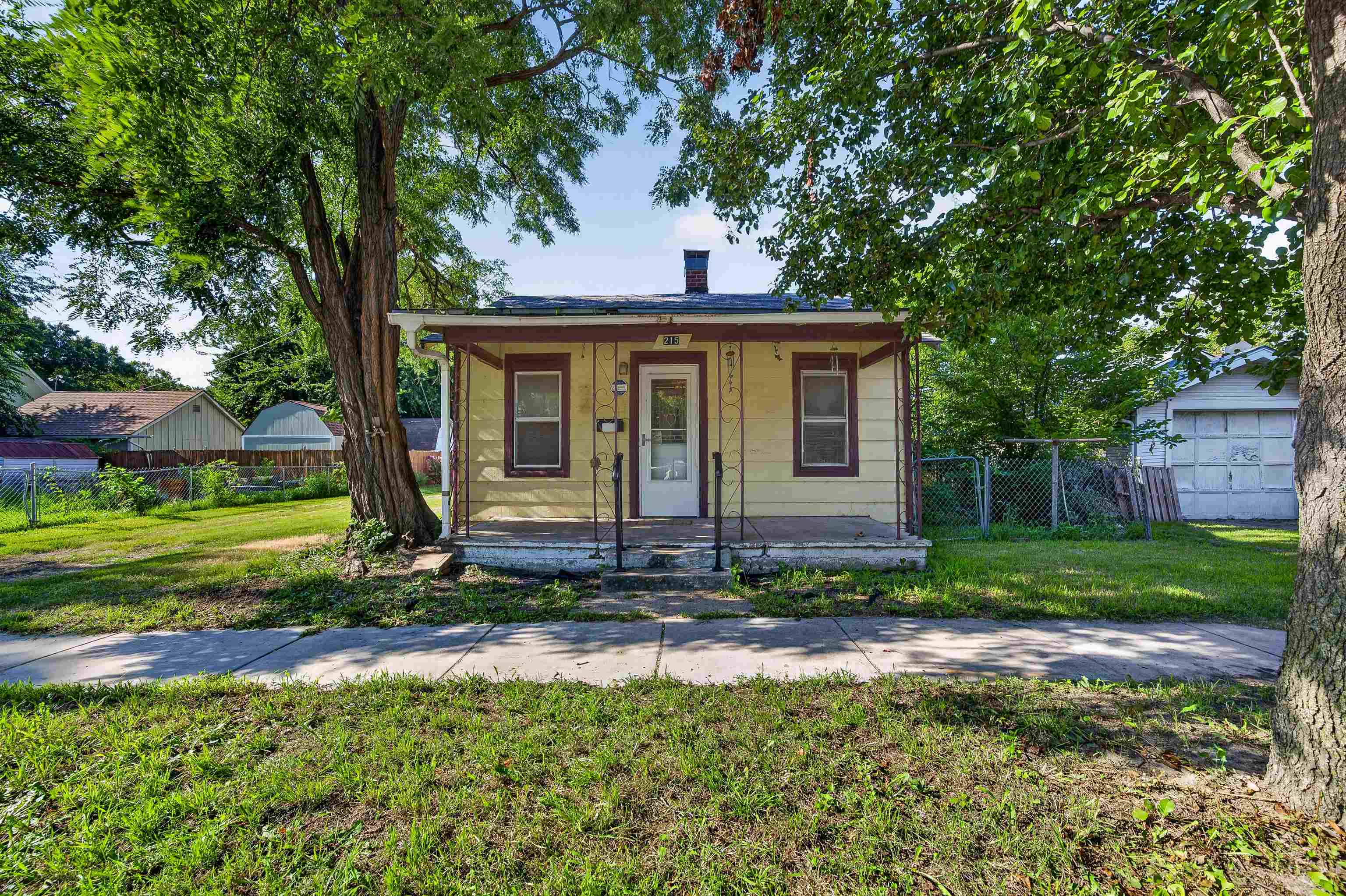215 W Osie St Property Photo 1