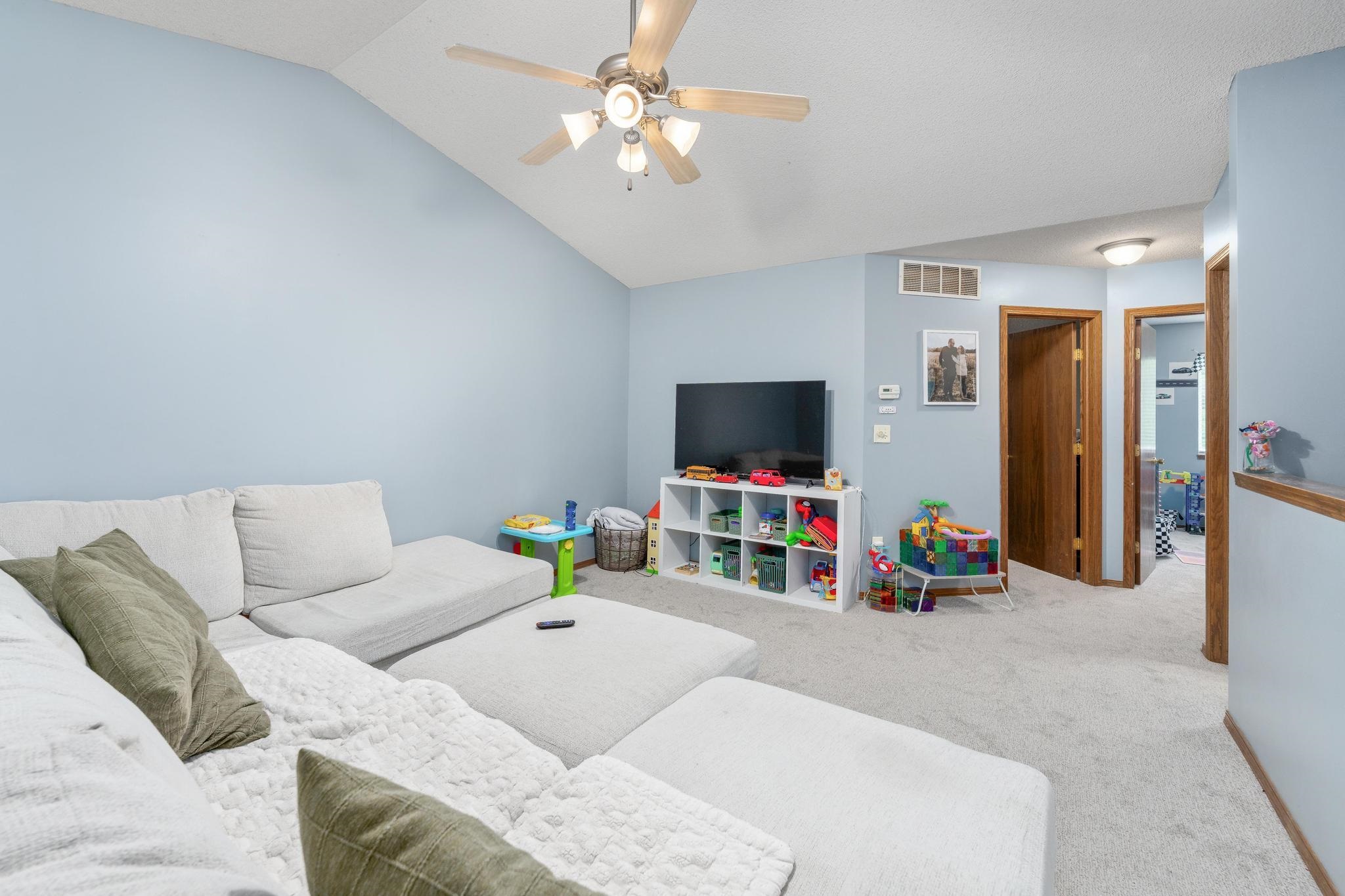 3811 N Pepper Ridge St Property Photo 3
