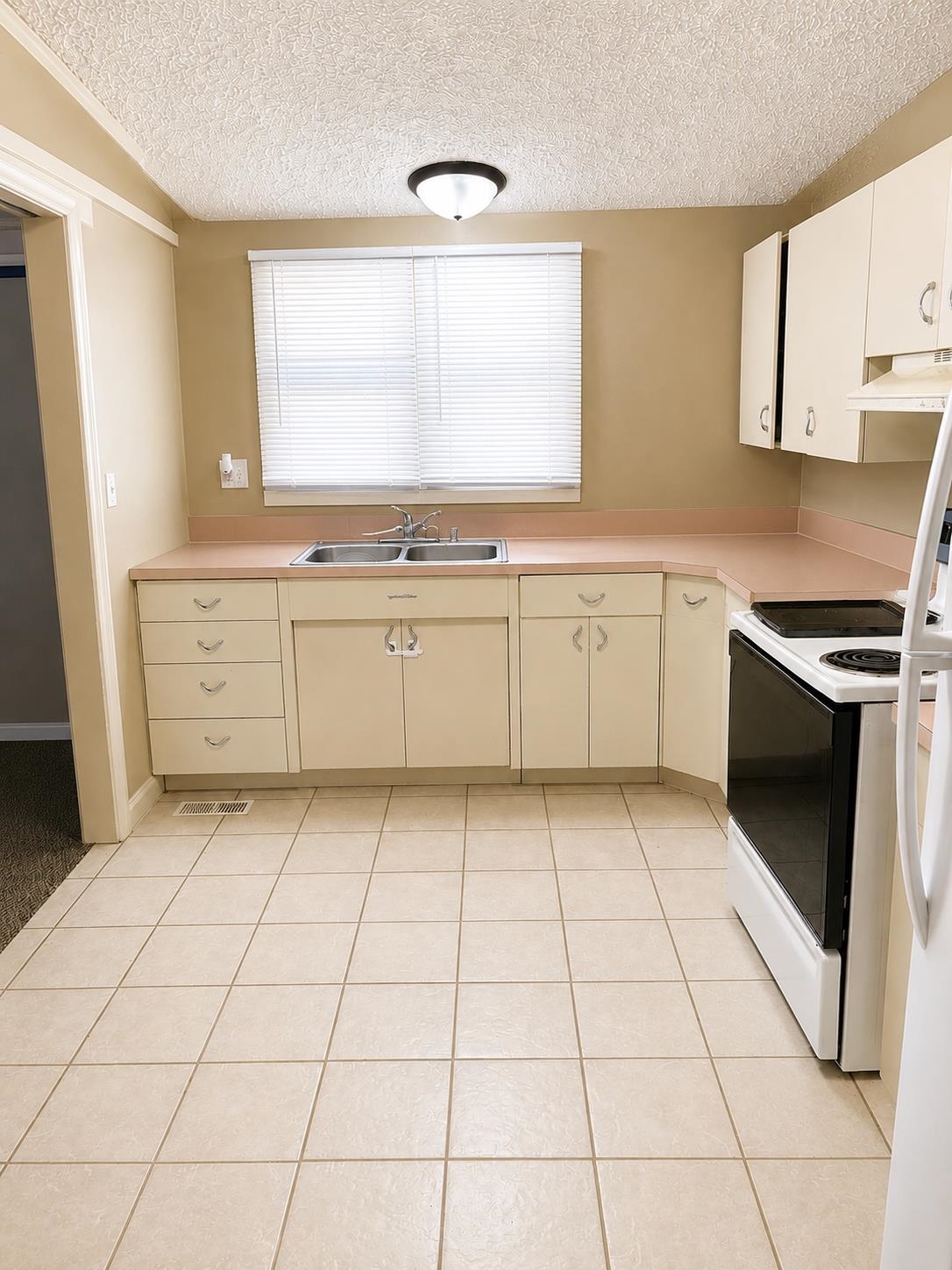 142 Taft Ct. Property Photo 3