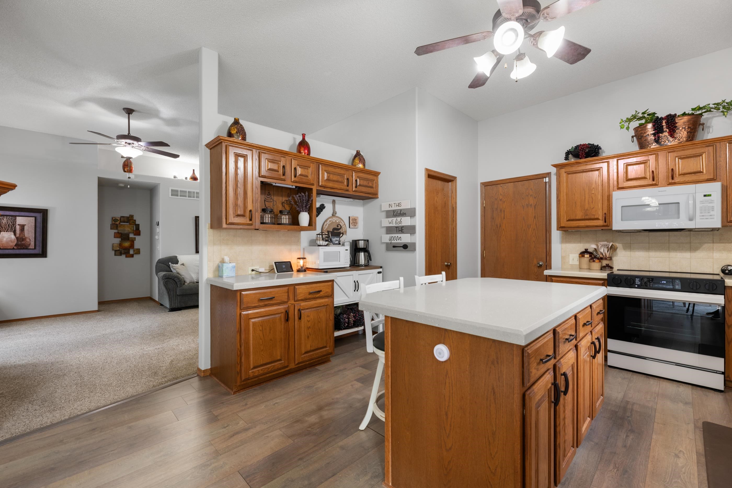 3202 N Wild Rose Property Photo 8