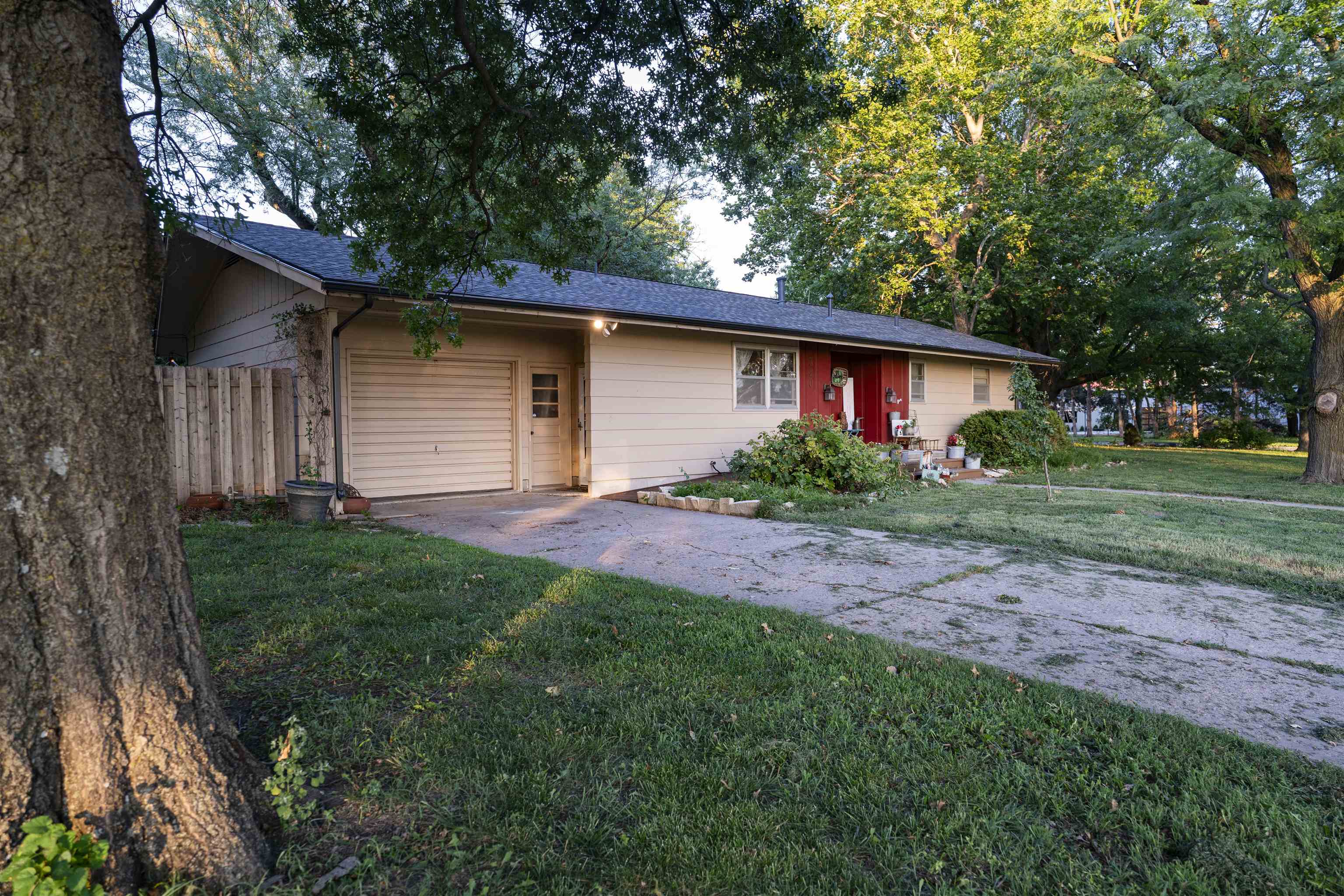 320 S Erb St Property Photo 1
