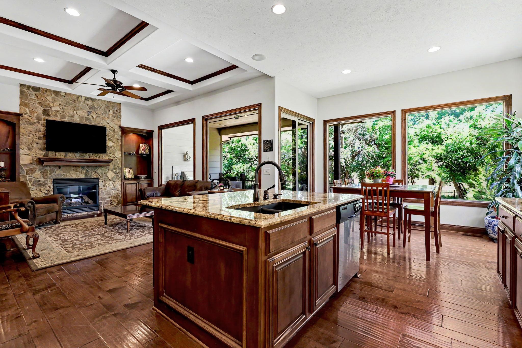 732 N Deerfield Cir Property Photo 4