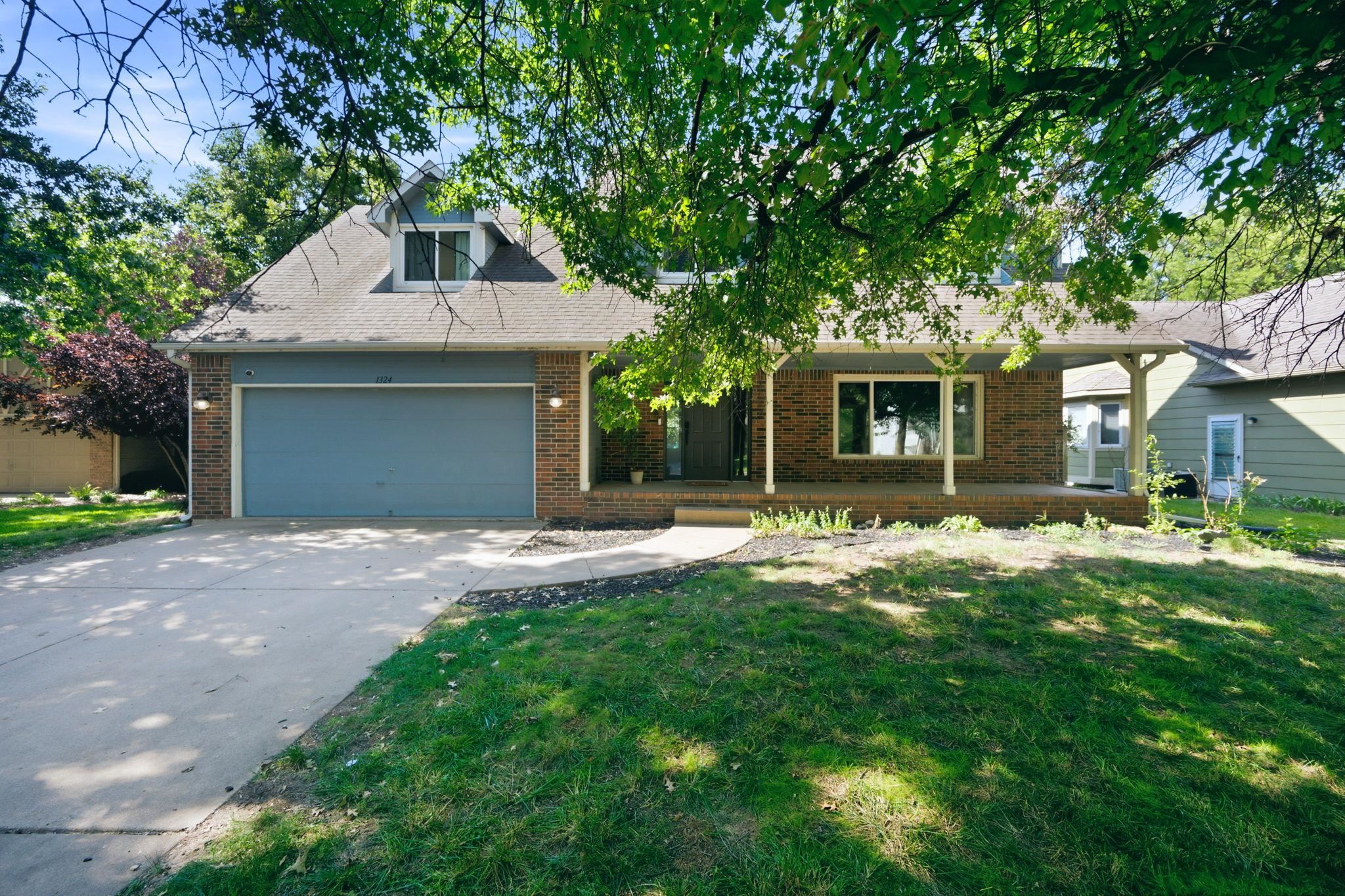 1324 N Manchester Ct Property Photo 2