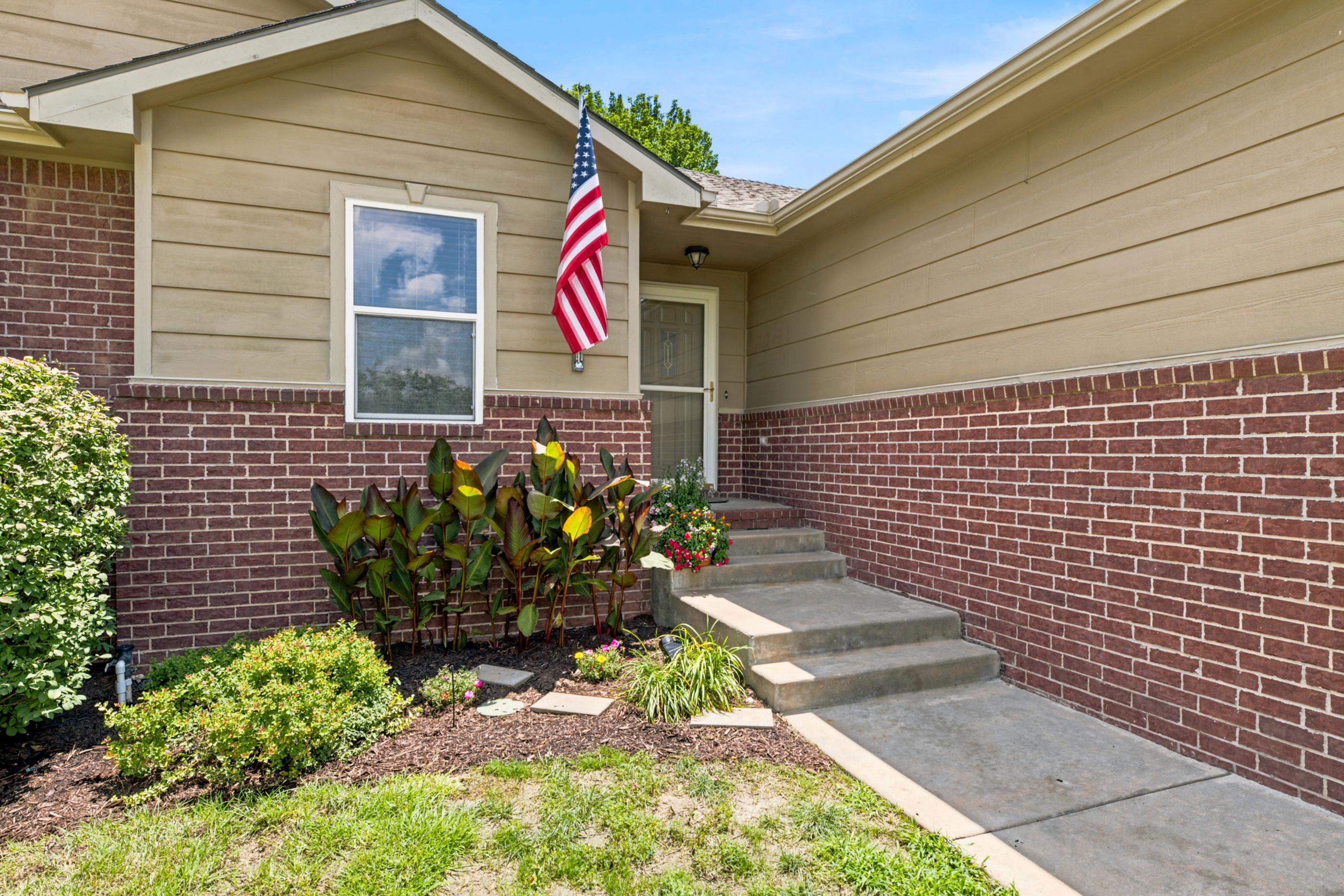 2635 E Sunnyslope Property Photo 2