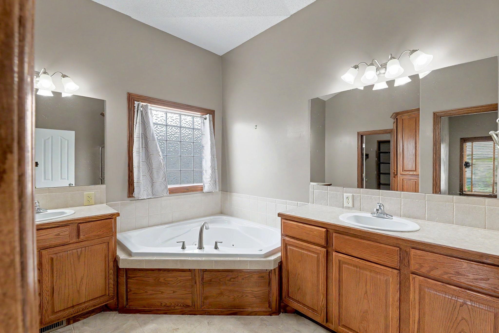 3317 N North Shore Ct Property Photo 15