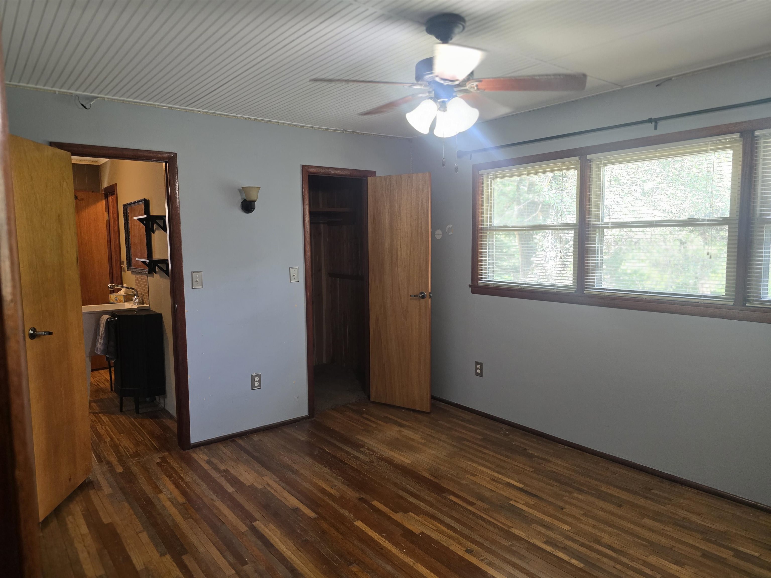 5540 N Porter Property Photo 16