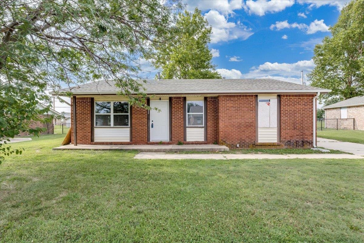 7025 W Frazier Property Photo 1