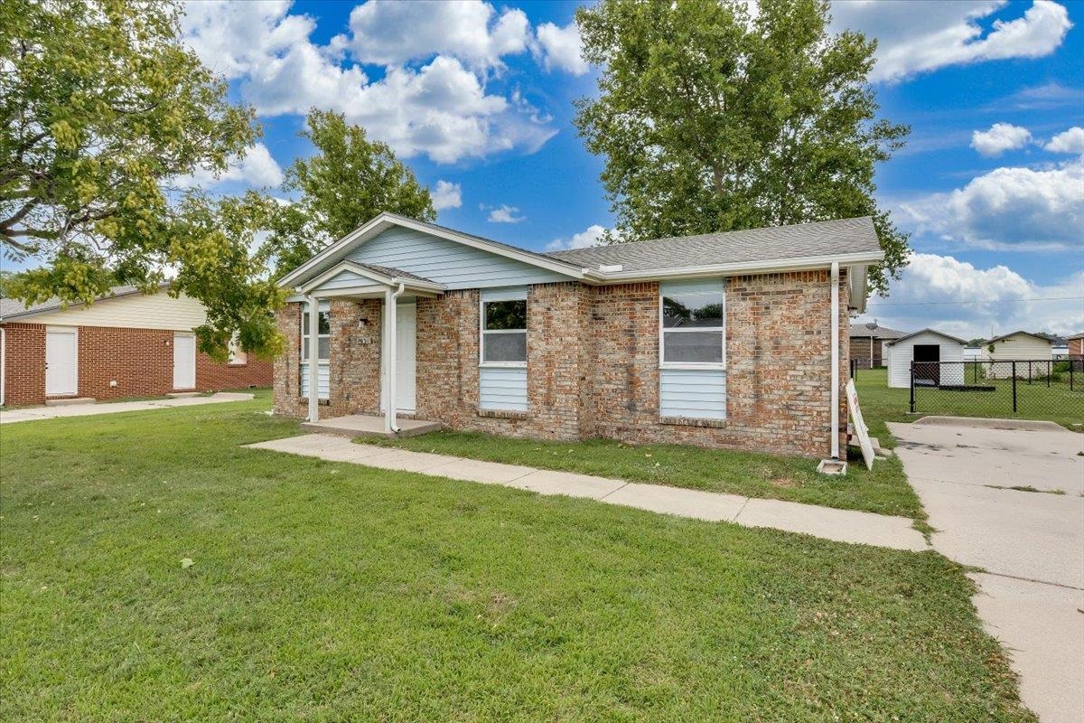 7031 W Frazier Ln Property Photo 1