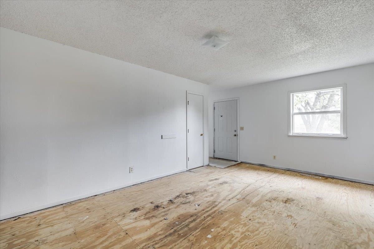 7031 W Frazier Ln Property Photo 3