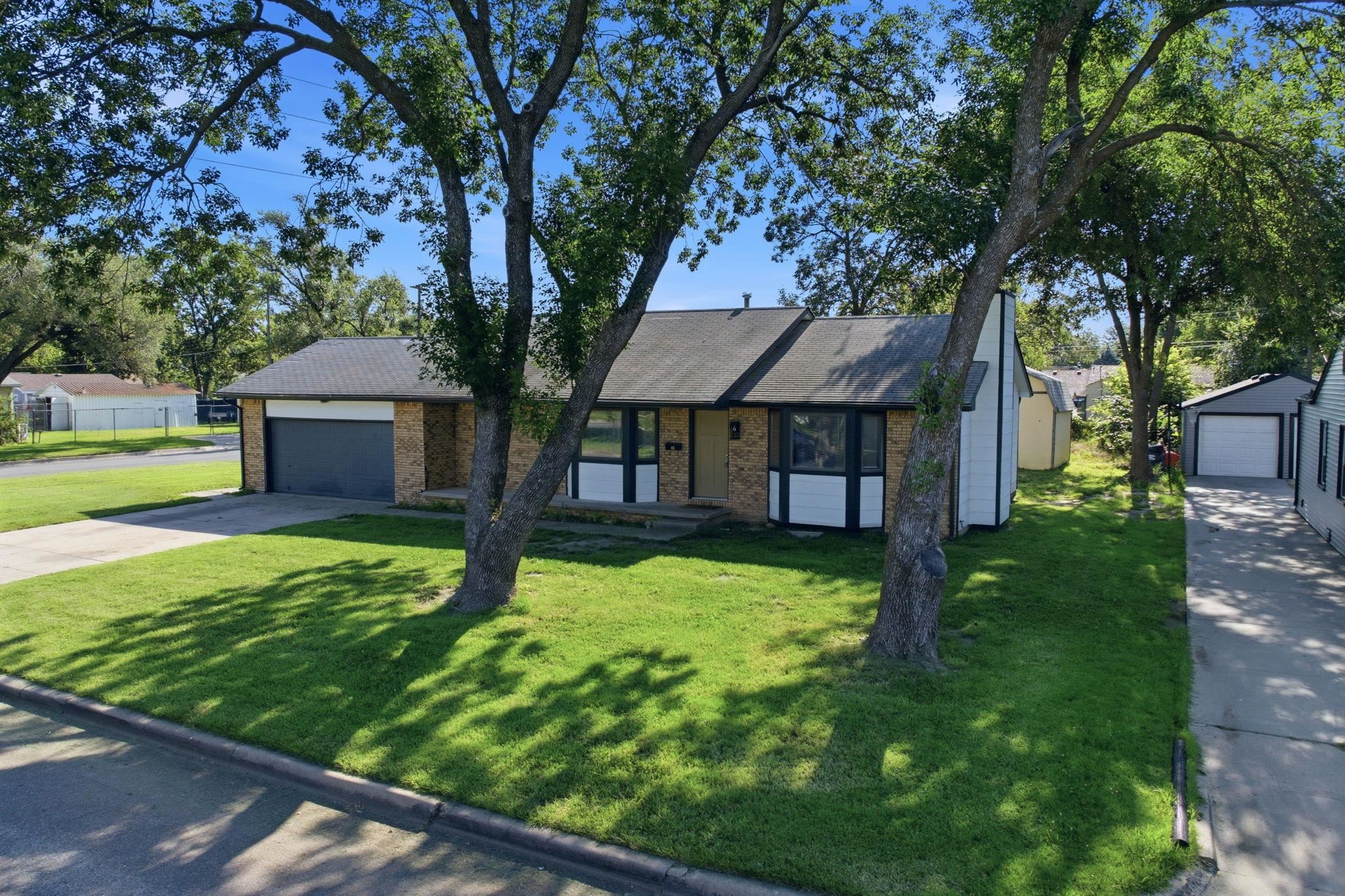 2010 S Glenn Property Photo 3