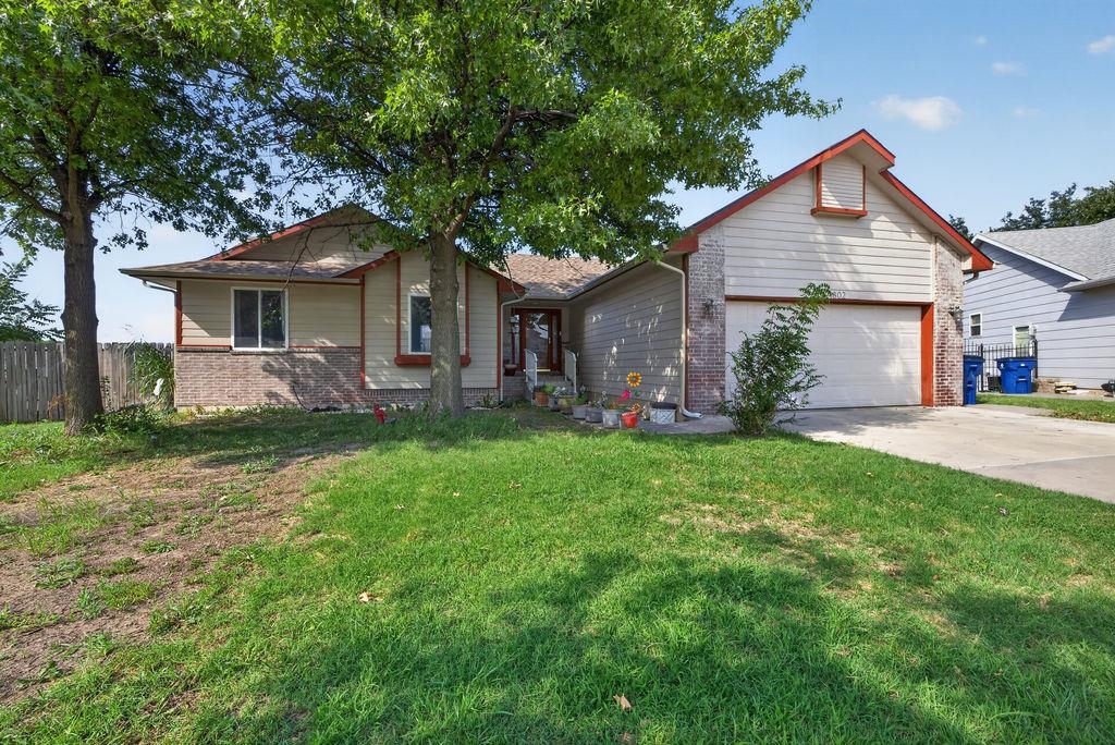 1802 S Hoyt Cir Property Photo 1