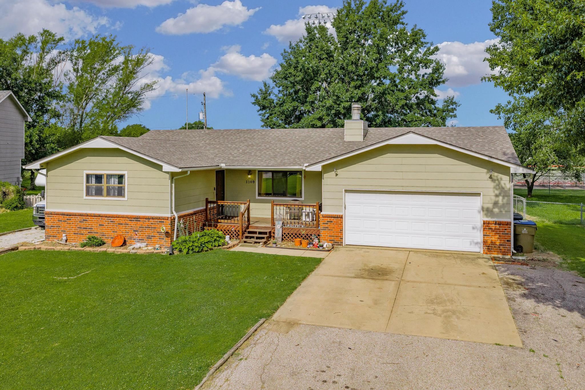 1109 N Burrows Property Photo 1