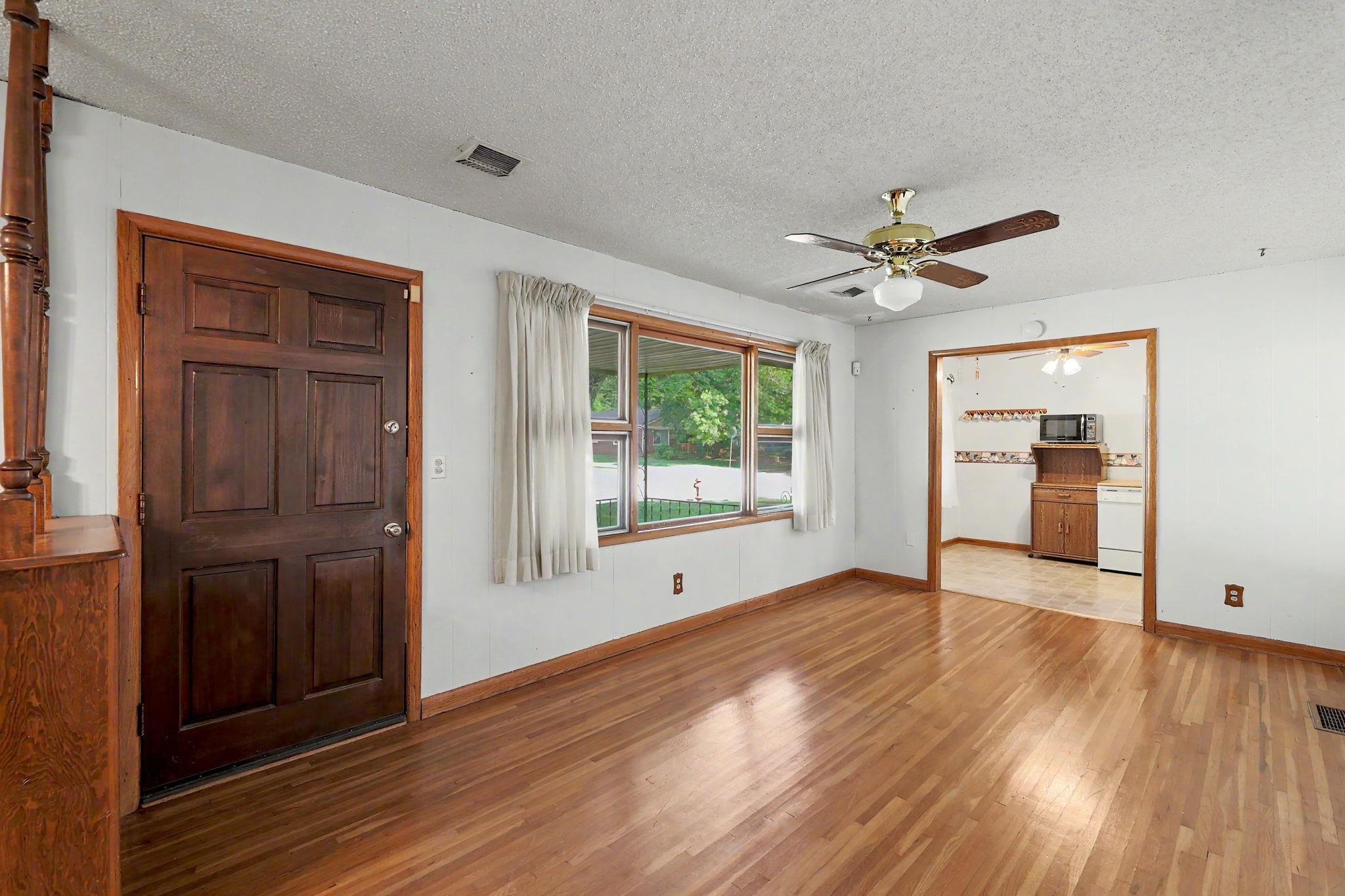 1156 N Lakeview Dr Property Photo 2