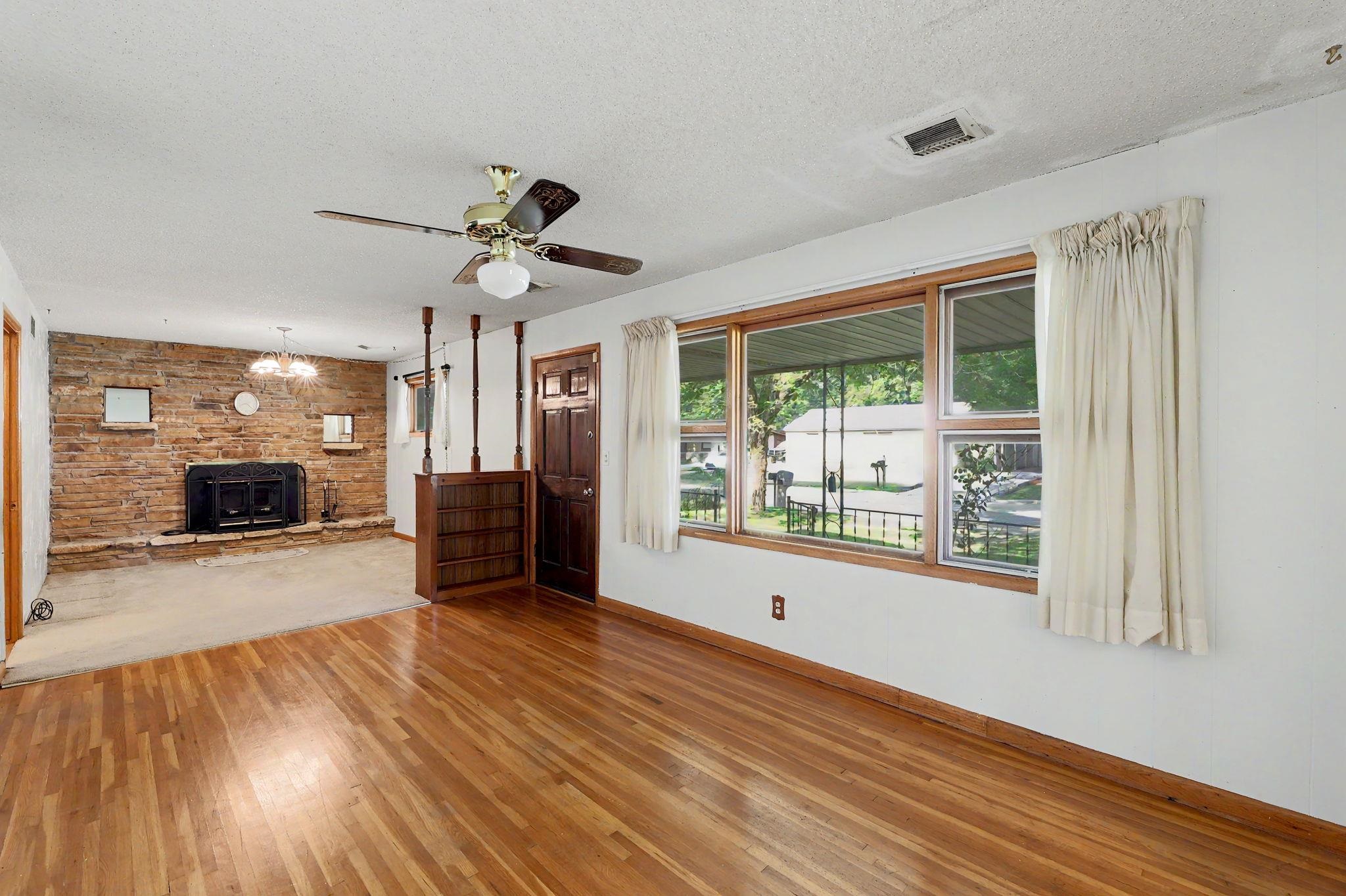 1156 N Lakeview Dr Property Photo 3