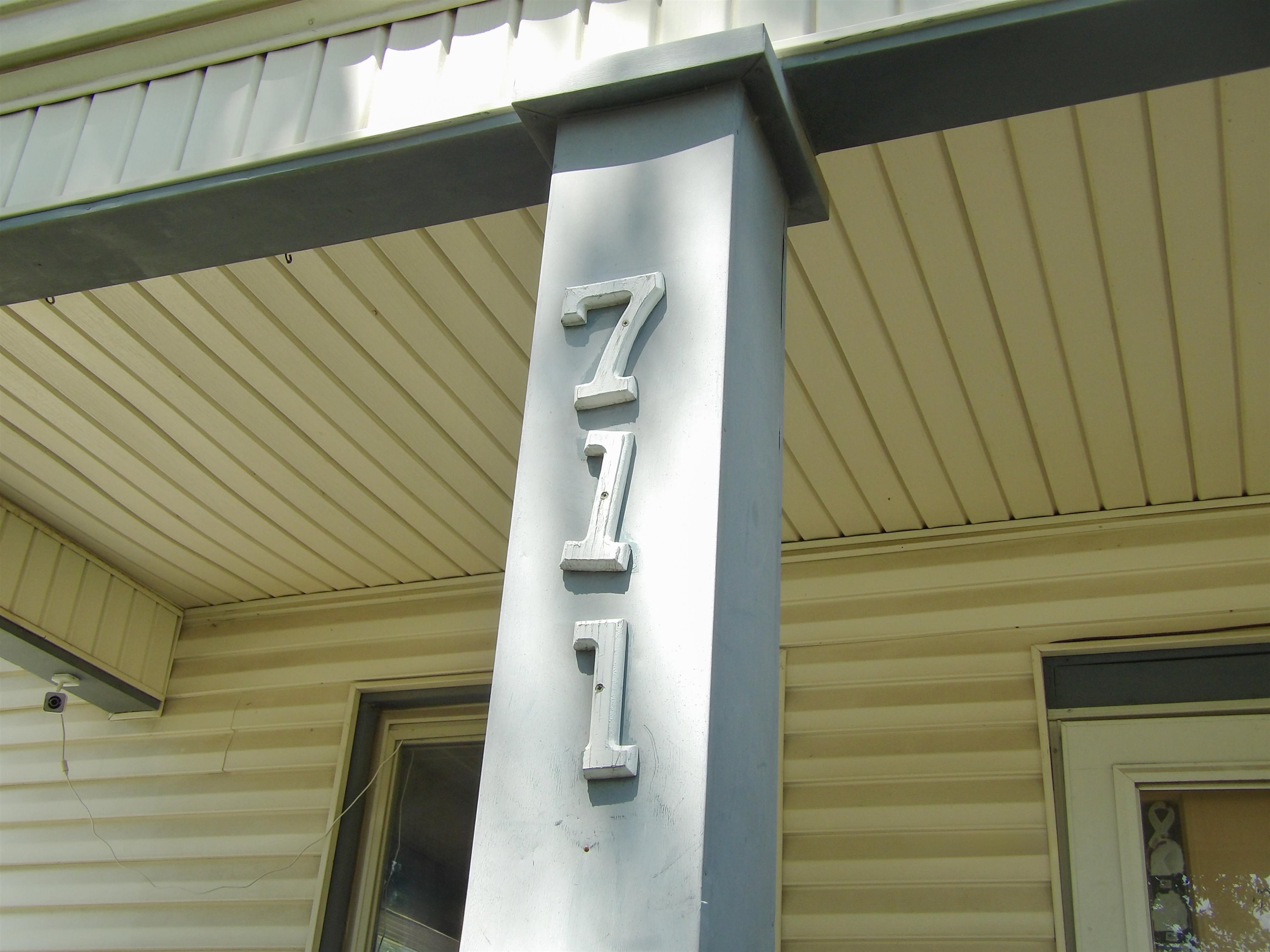 711 S Summit Property Photo 2