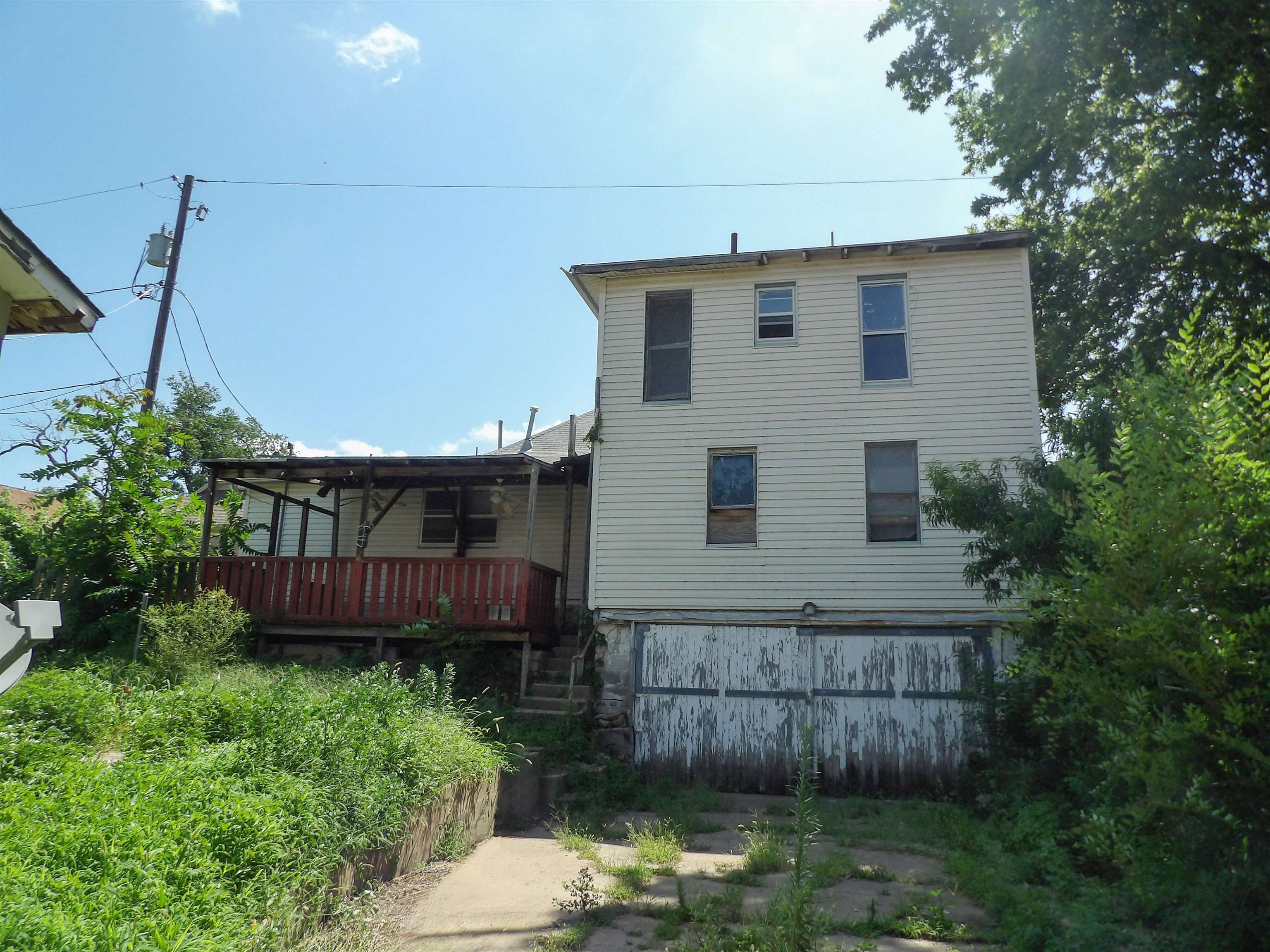 711 S Summit Property Photo 3