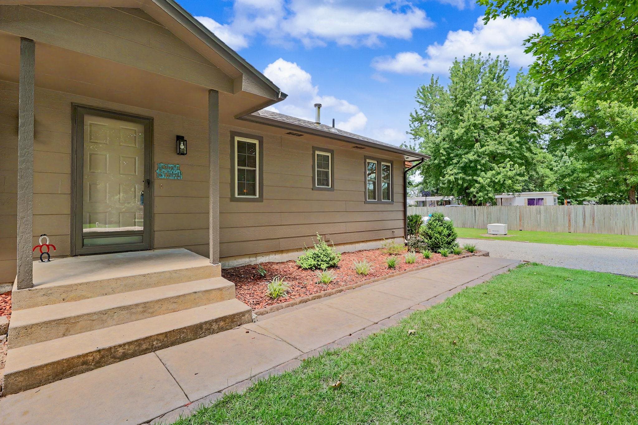 9809 S Laura St Property Photo 3