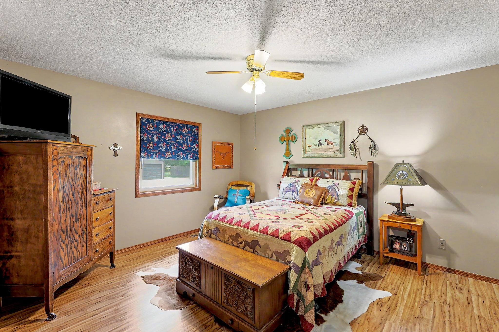 9809 S Laura St Property Photo 13