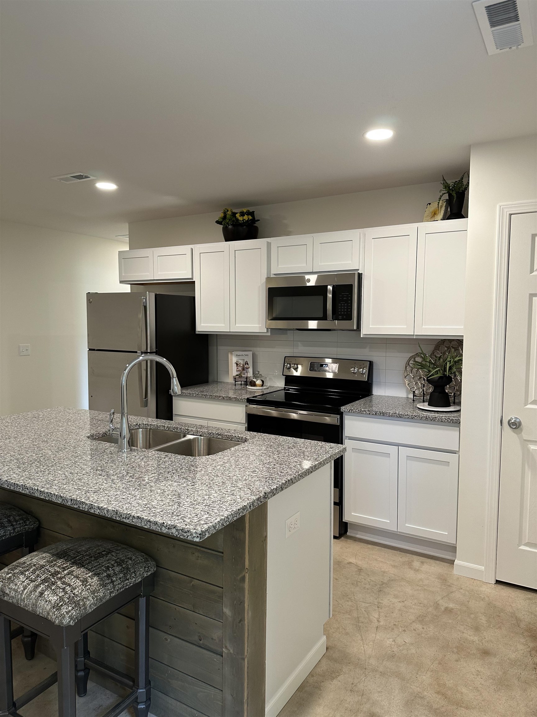 1912 N Hydraulic Property Photo 5