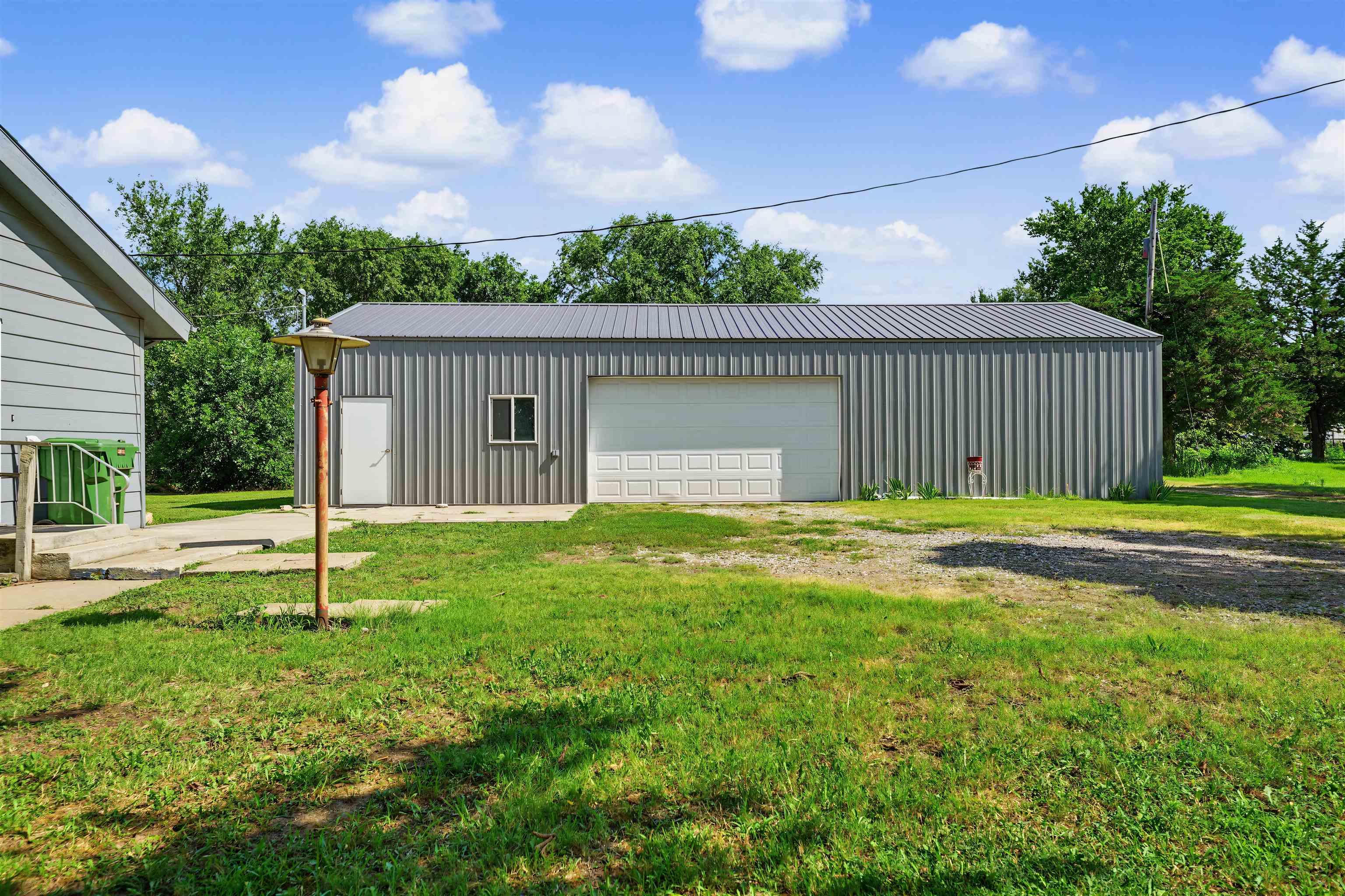 300 E Railroad Ave Property Photo 8
