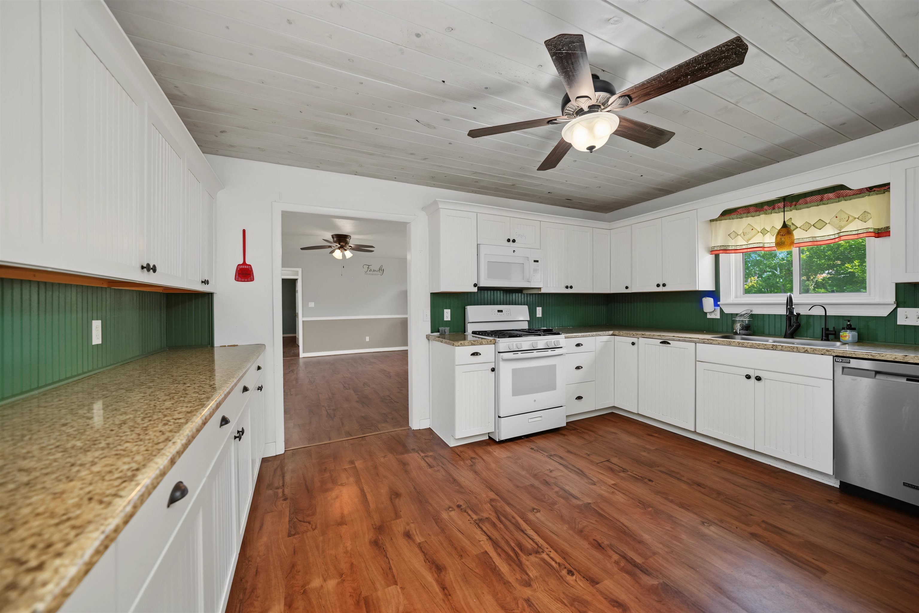 300 E Railroad Ave Property Photo 13