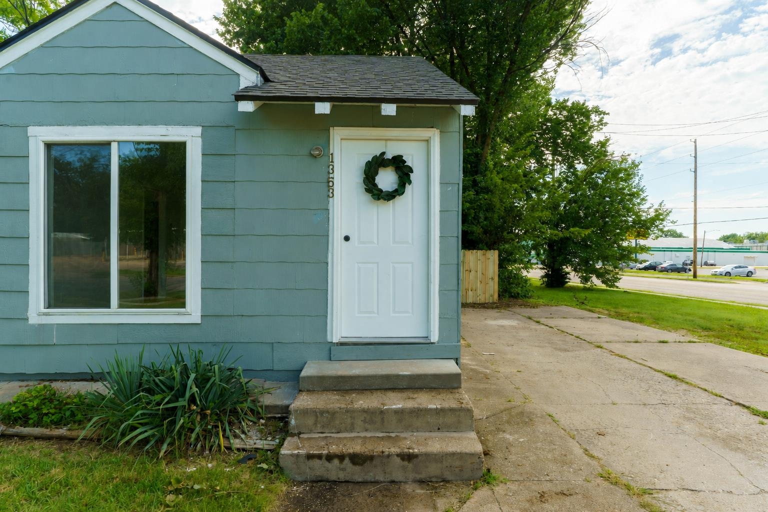 1353 N Pershing Ave Property Photo 2