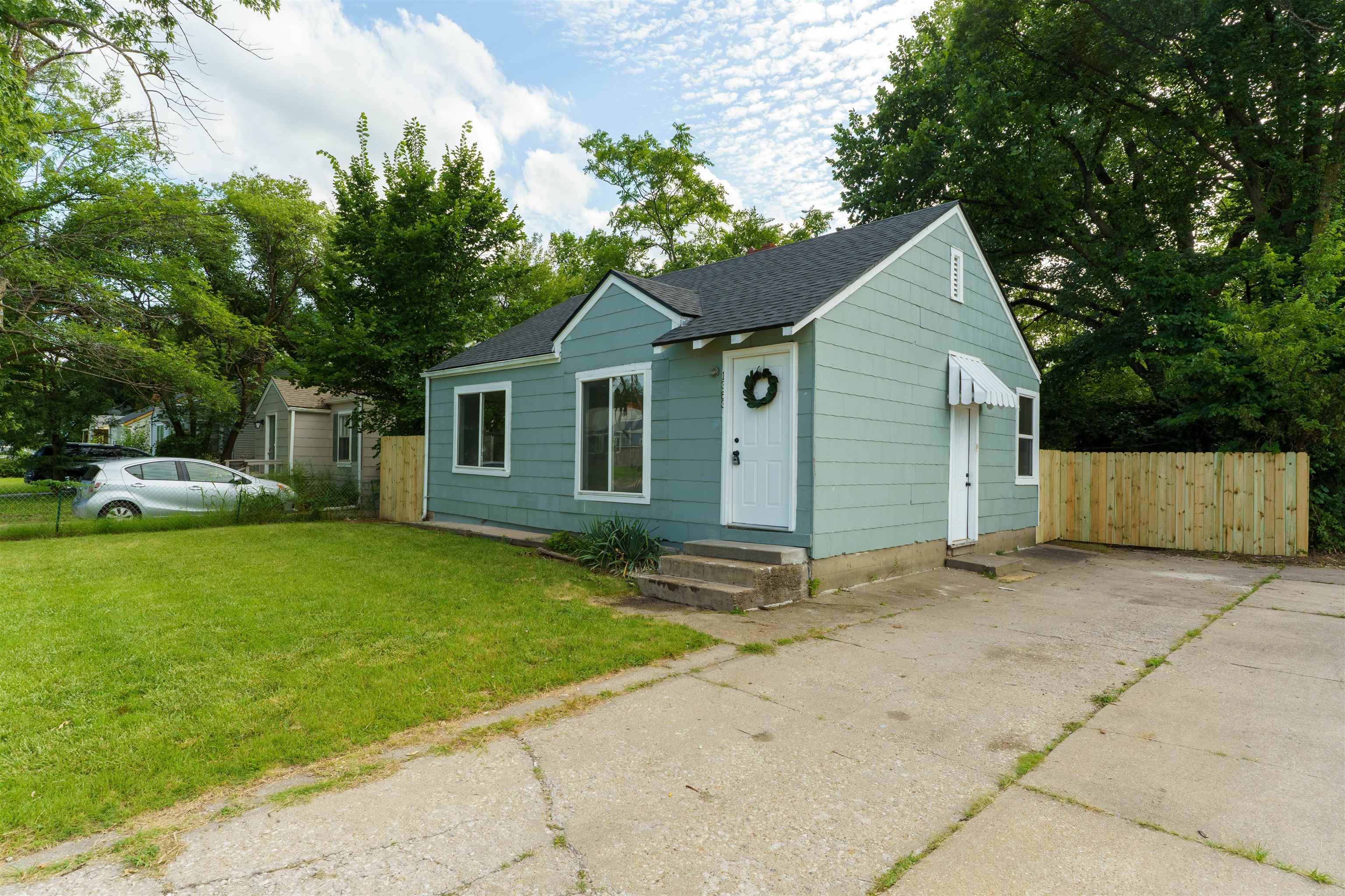 1353 N Pershing Ave Property Photo 3
