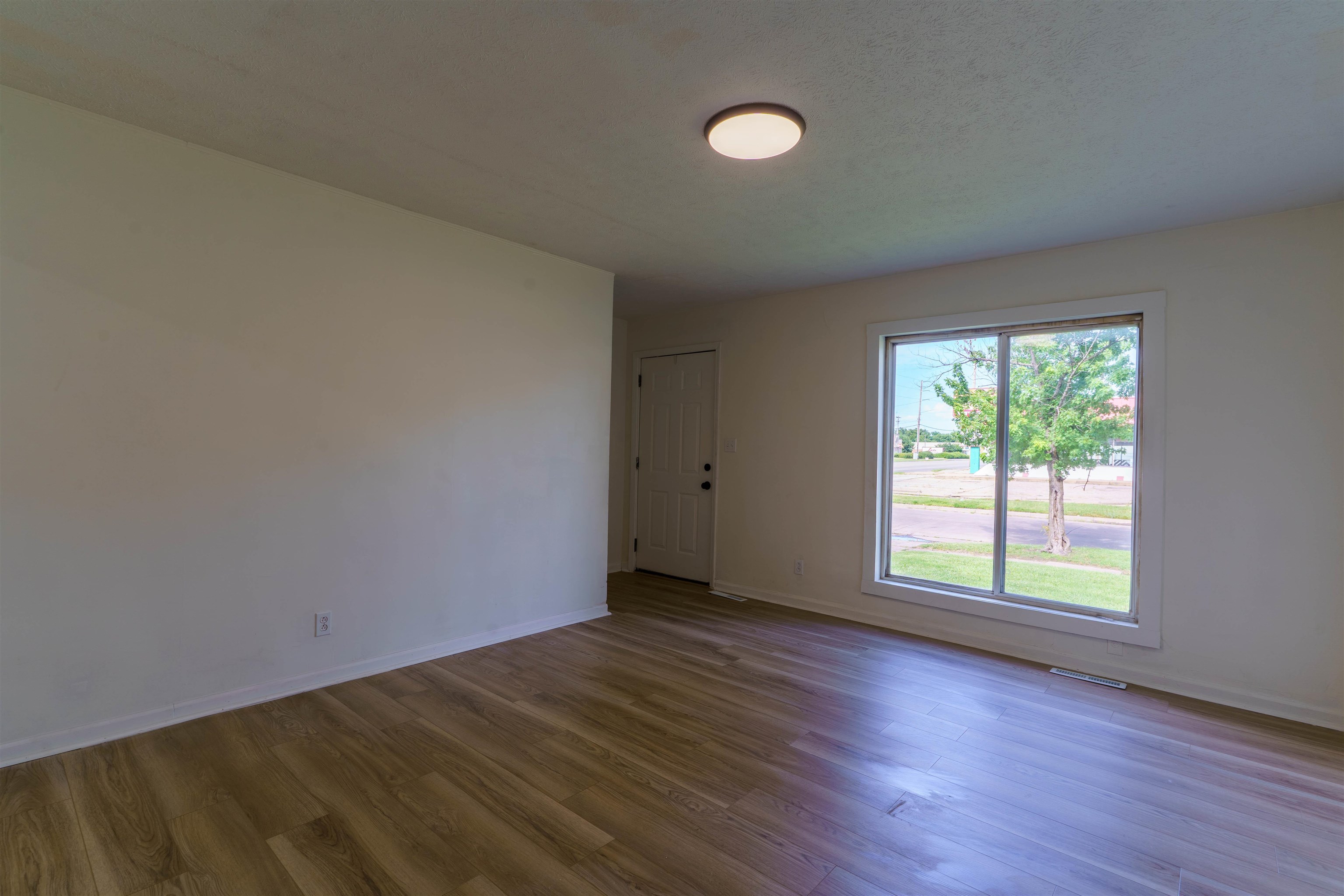 1353 N Pershing Ave Property Photo 5
