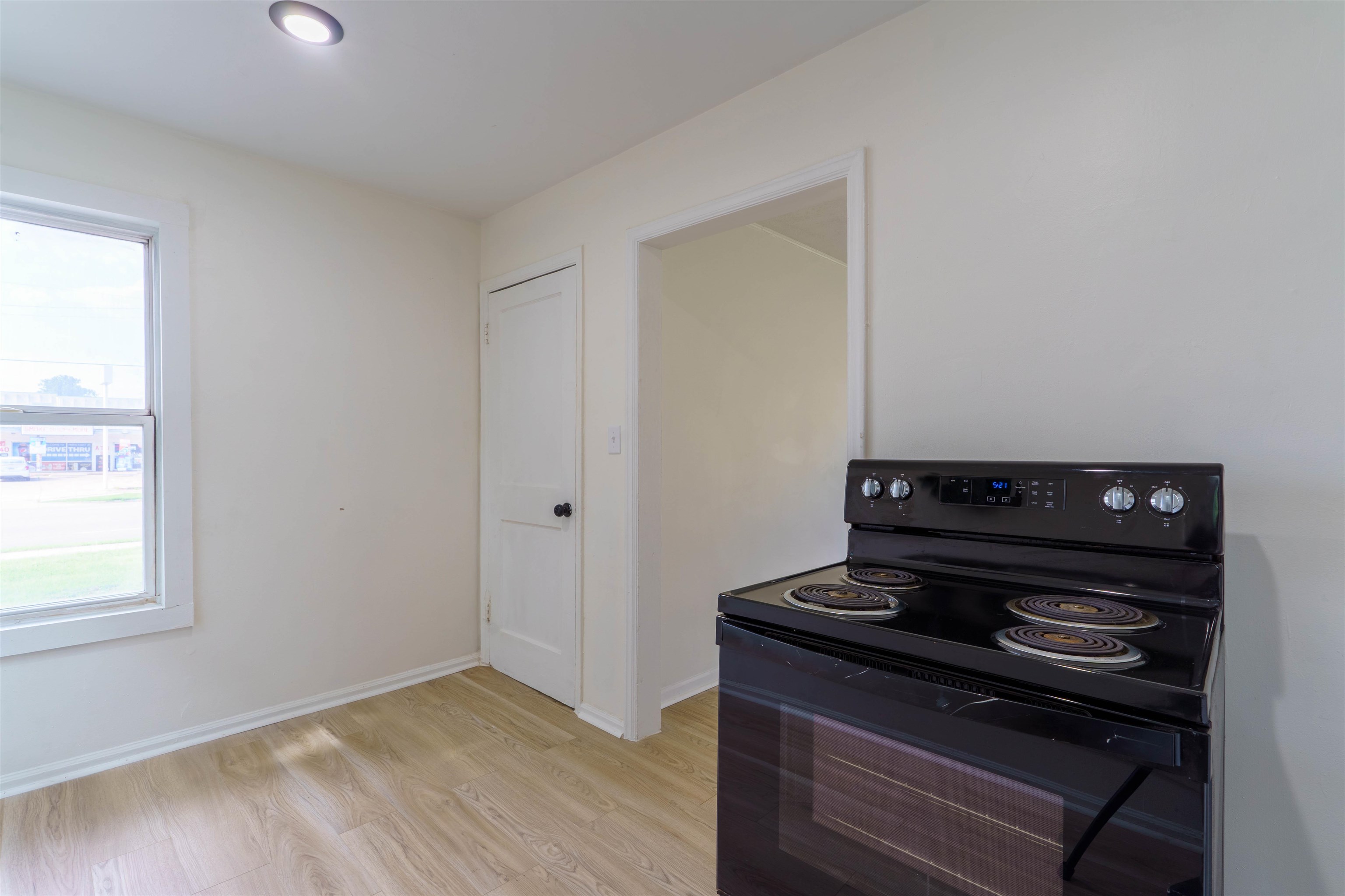 1353 N Pershing Ave Property Photo 14