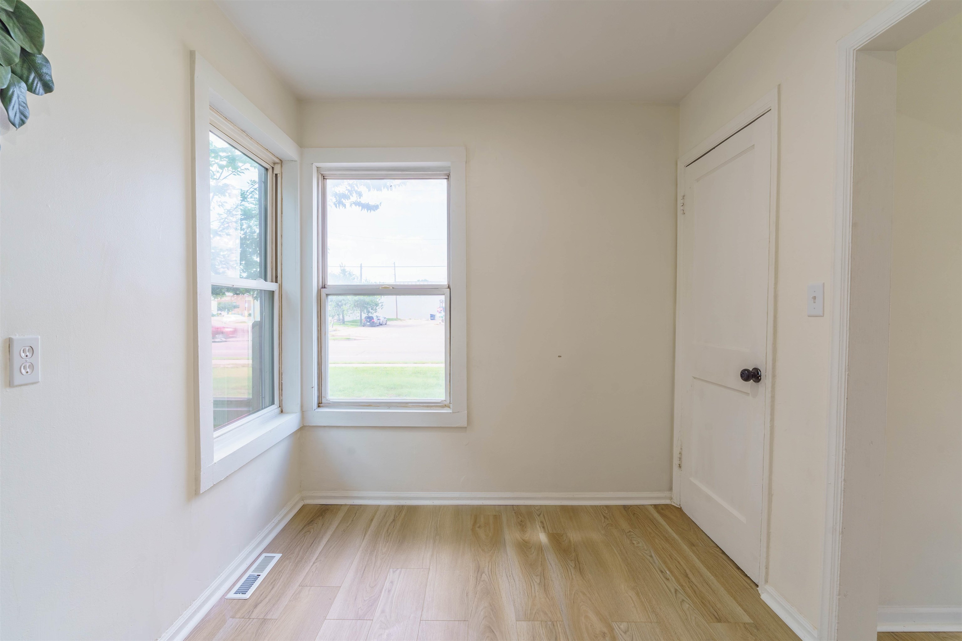 1353 N Pershing Ave Property Photo 16