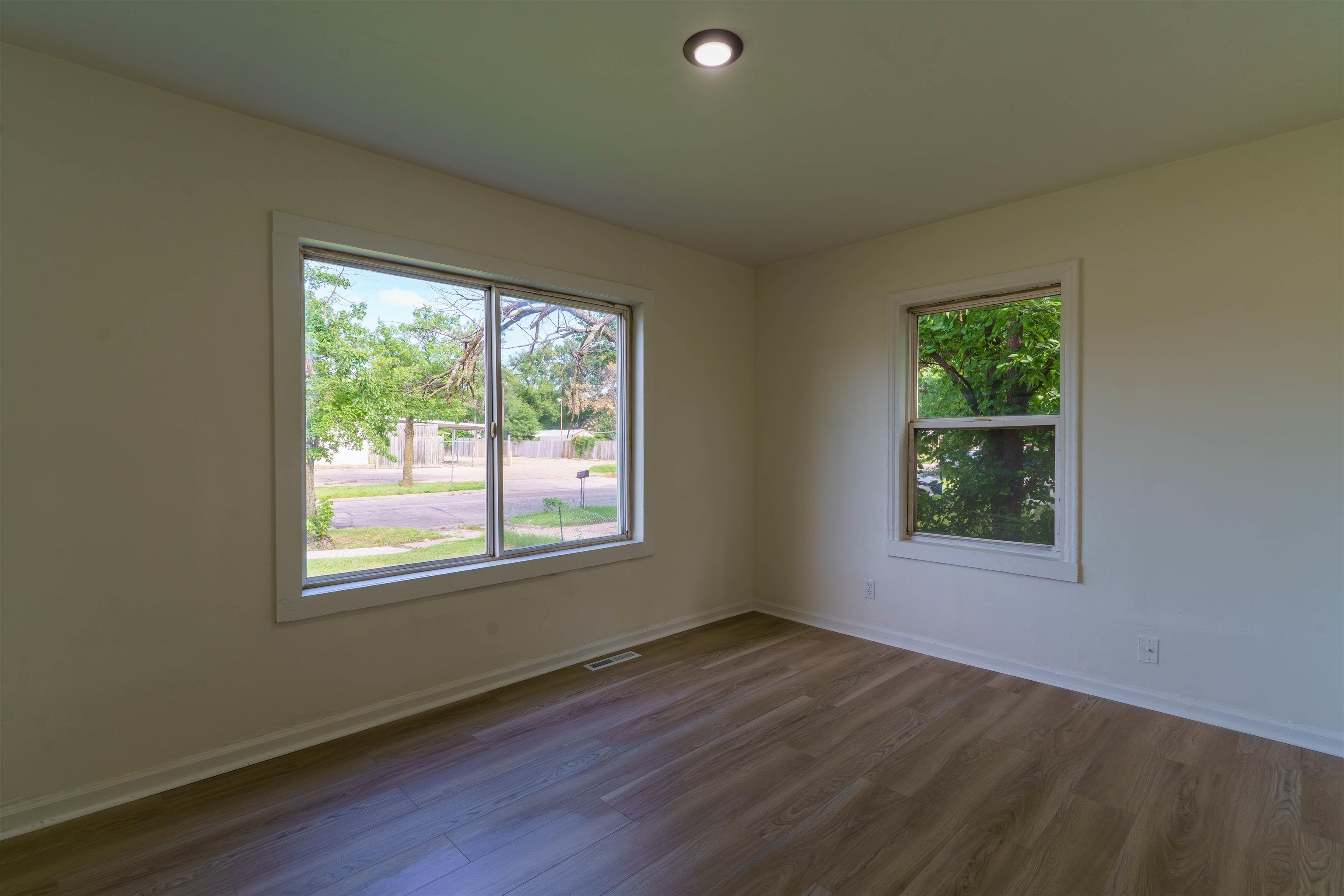 1353 N Pershing Ave Property Photo 17