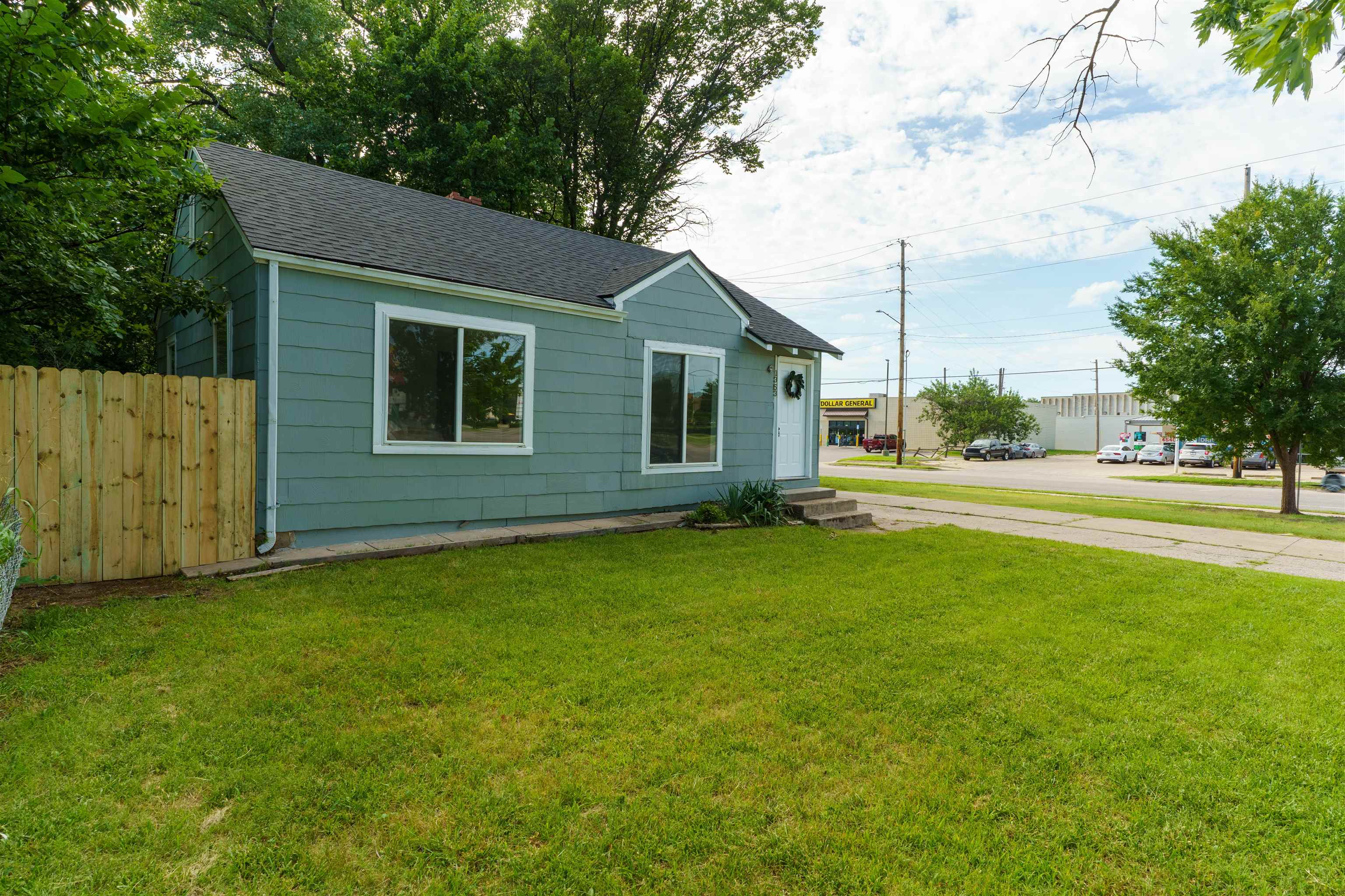 1353 N Pershing Ave Property Photo 33