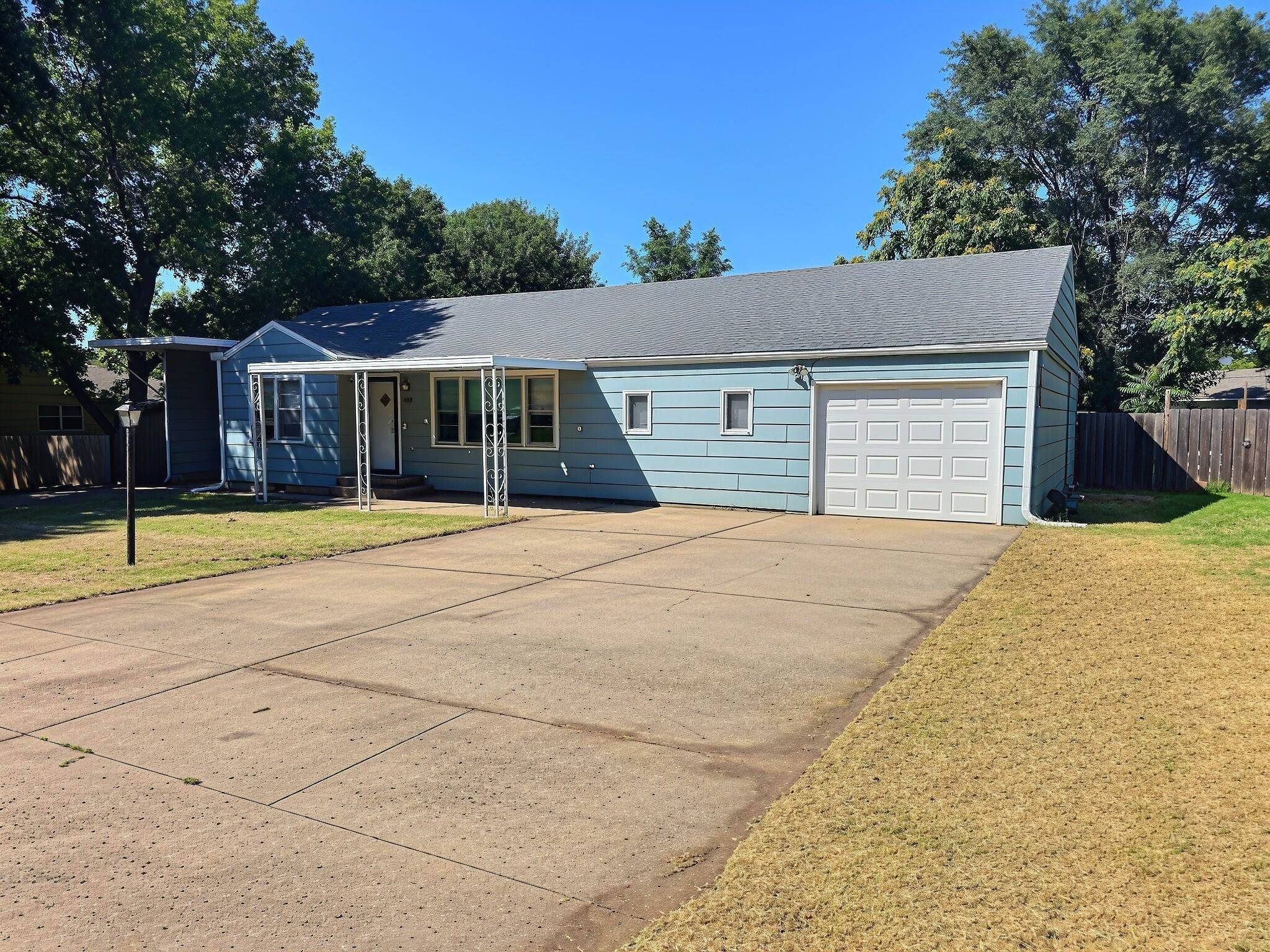 1420 Lawndale Ave Property Photo 3